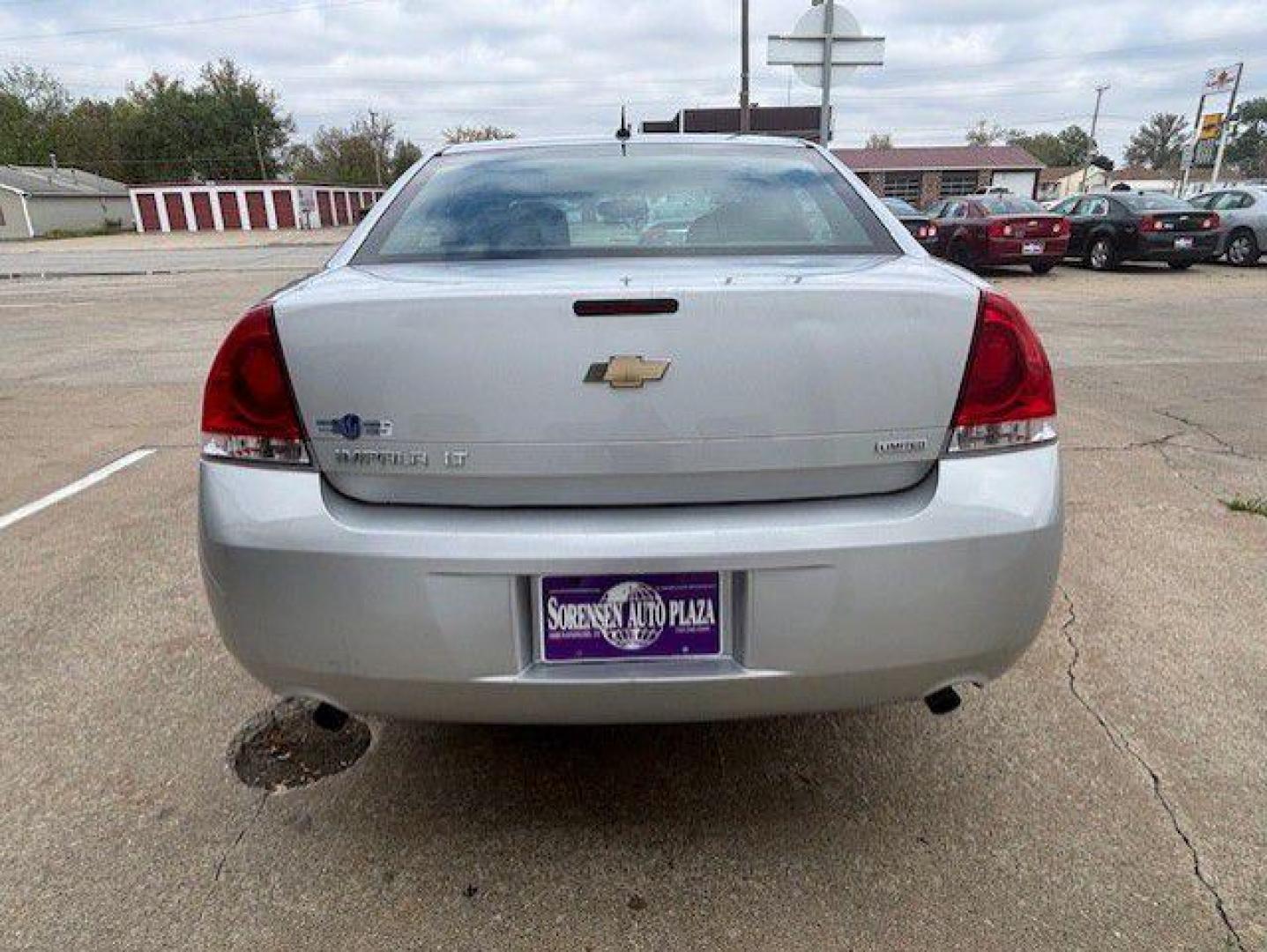 2015 SILVER CHEVROLET IMPALA LIMITED LT (2G1WB5E34F1) with an 3.6L engine, Automatic transmission, located at 1100 W. Sheridan Ave., Shenandoah, 51601, (712) 246-1600, 40.765678, -95.388817 - Photo#5