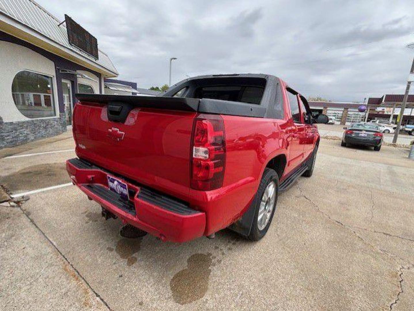 2008 RED CHEVROLET AVALANCHE LTZ (3GNFK123X8G) with an 5.3L engine, Automatic transmission, located at 1100 W. Sheridan Ave., Shenandoah, 51601, (712) 246-1600, 40.765678, -95.388817 - Photo#5