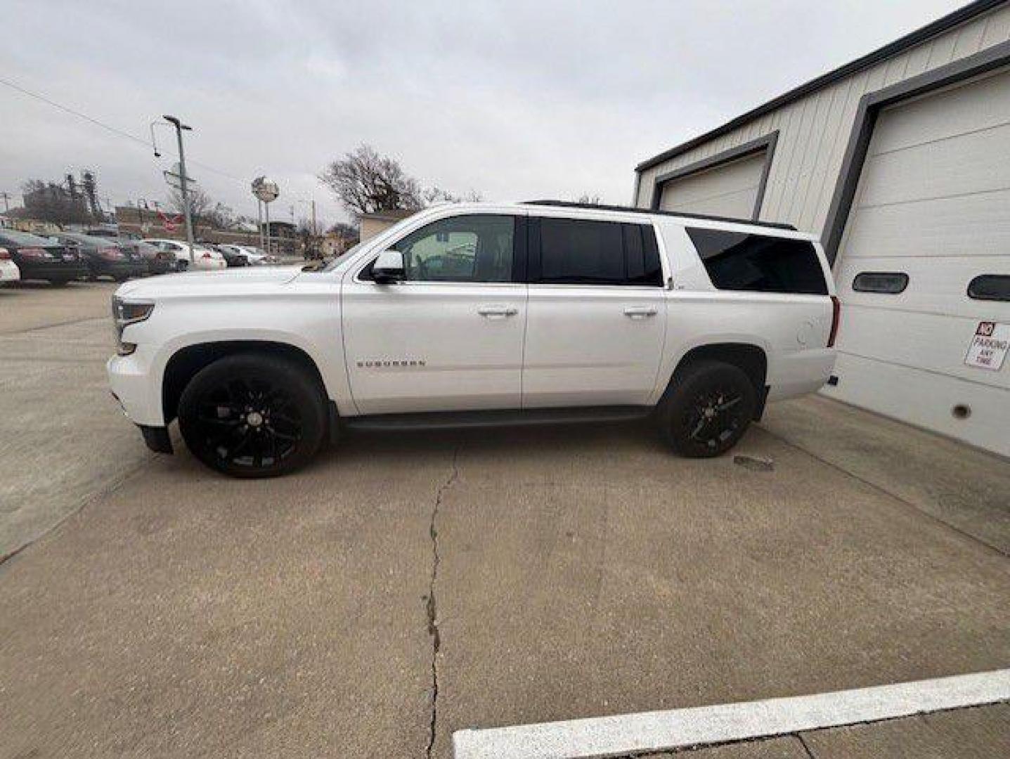 2018 WHITE CHEVROLET SUBURBAN 1500 LT (1GNSKHKC8JR) with an 5.3L engine, Automatic transmission, located at 1100 W. Sheridan Ave., Shenandoah, 51601, (712) 246-1600, 40.765678, -95.388817 - Photo#1