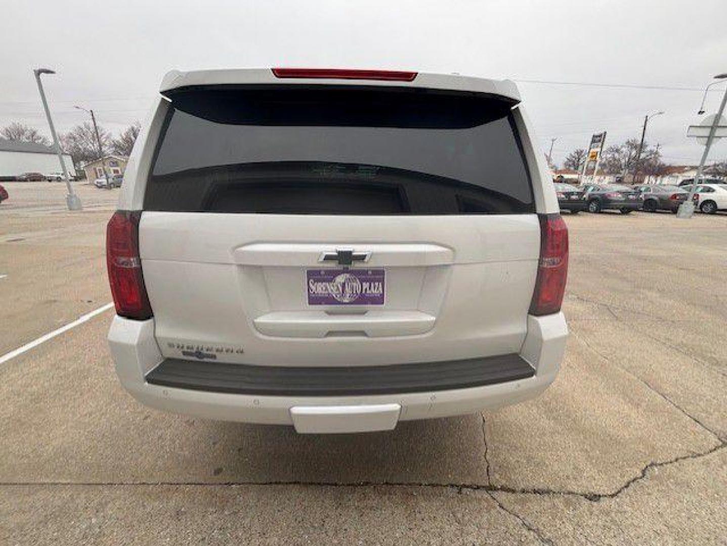 2018 WHITE CHEVROLET SUBURBAN 1500 LT (1GNSKHKC8JR) with an 5.3L engine, Automatic transmission, located at 1100 W. Sheridan Ave., Shenandoah, 51601, (712) 246-1600, 40.765678, -95.388817 - Photo#6