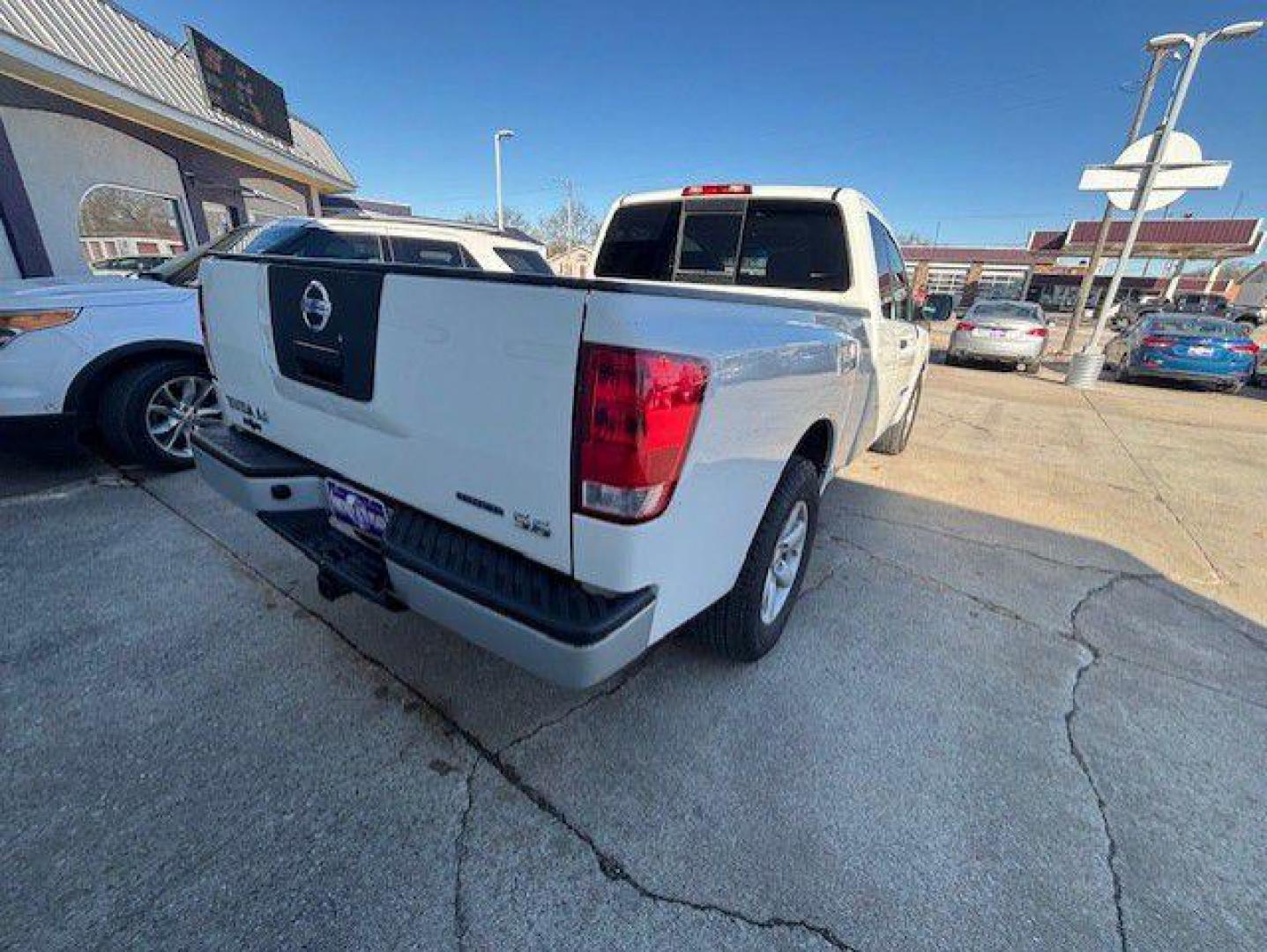 2010 WHITE NISSAN TITAN XE (1N6BA0CH8AN) with an 5.6L engine, Automatic transmission, located at 1100 W. Sheridan Ave., Shenandoah, 51601, (712) 246-1600, 40.765678, -95.388817 - Photo#6