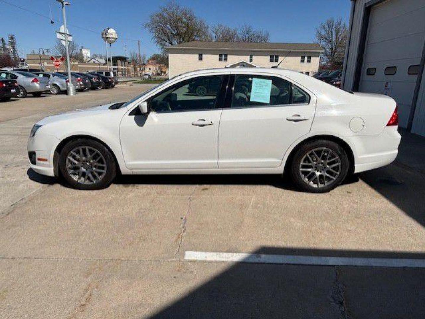 2011 WHITE FORD FUSION SE (3FAHP0HA6BR) with an 2.5L engine, Automatic transmission, located at 1100 W. Sheridan Ave., Shenandoah, 51601, (712) 246-1600, 40.765678, -95.388817 - Photo#1