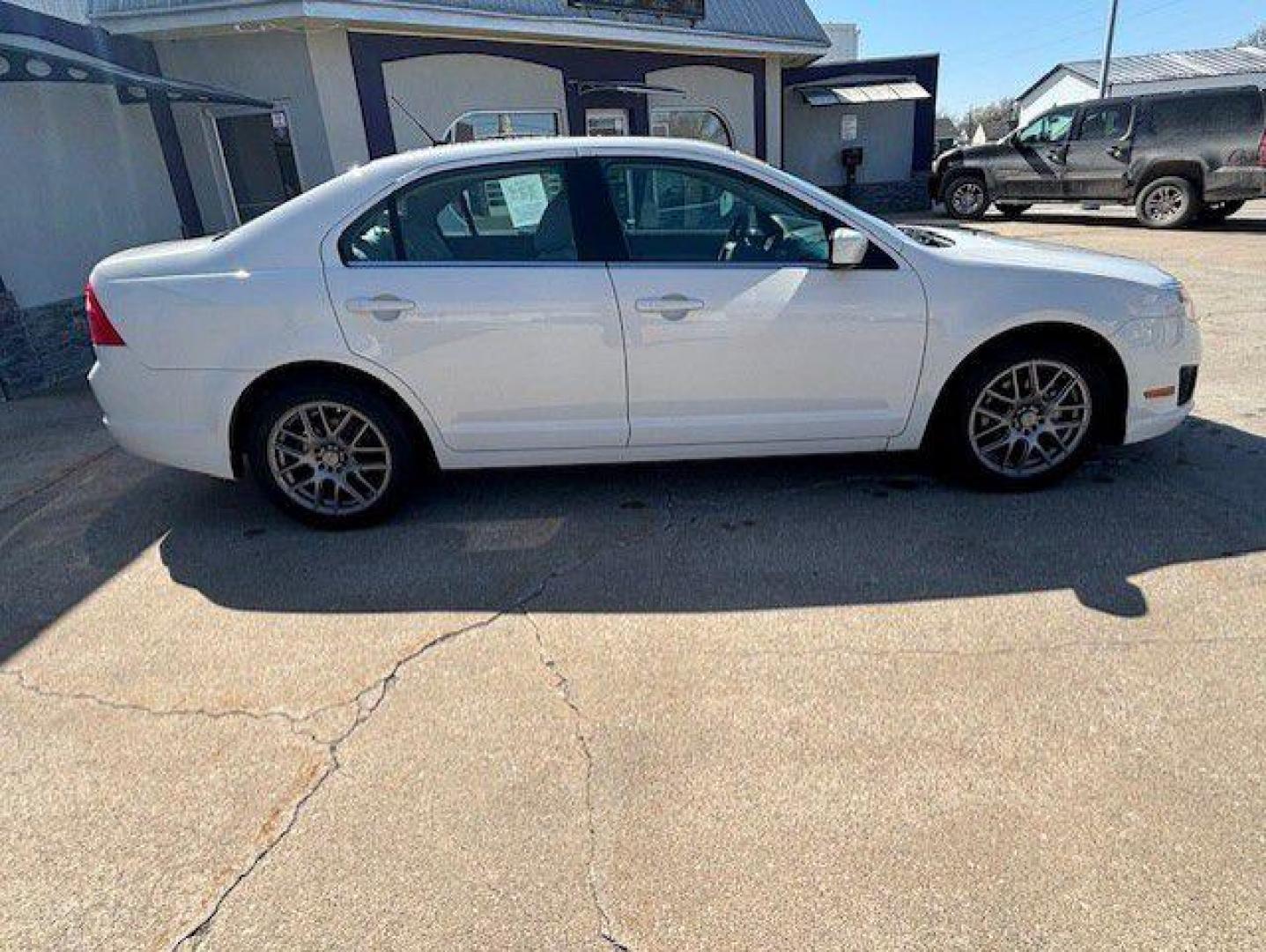 2011 WHITE FORD FUSION SE (3FAHP0HA6BR) with an 2.5L engine, Automatic transmission, located at 1100 W. Sheridan Ave., Shenandoah, 51601, (712) 246-1600, 40.765678, -95.388817 - Photo#4