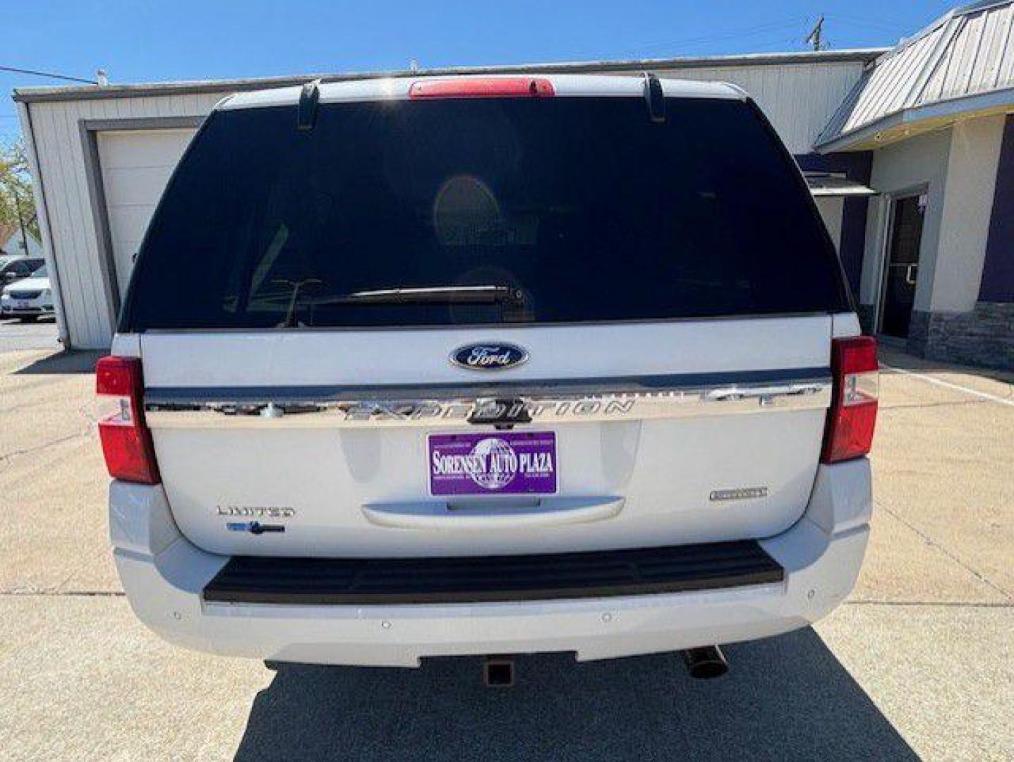 2015 WHITE FORD EXPEDITION EL LIMITED (1FMJK2AT6FE) with an 3.5L engine, Automatic transmission, located at 1100 W. Sheridan Ave., Shenandoah, 51601, (712) 246-1600, 40.765678, -95.388817 - Photo#5