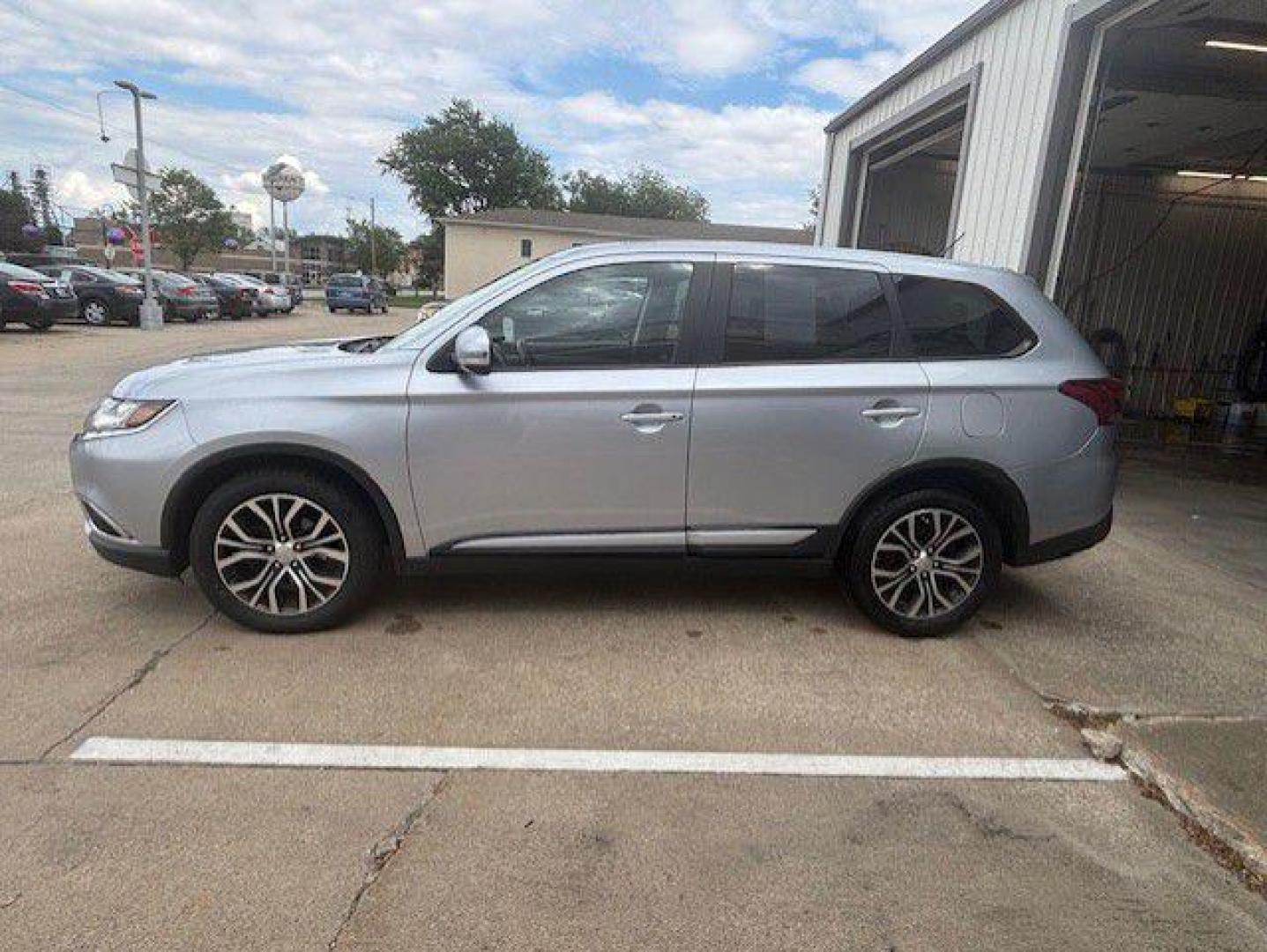2016 SILVER MITSUBISHI OUTLANDER SE (JA4AZ3A34GZ) with an 2.4L engine, Automatic transmission, located at 1100 W. Sheridan Ave., Shenandoah, 51601, (712) 246-1600, 40.765678, -95.388817 - Photo#1