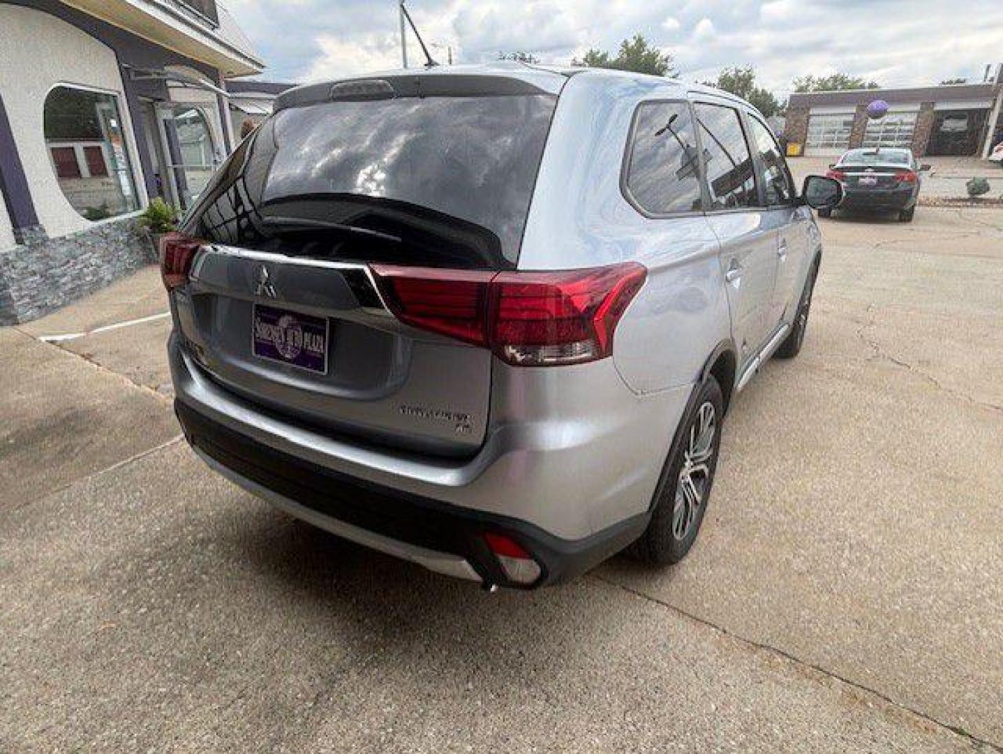 2016 SILVER MITSUBISHI OUTLANDER SE (JA4AZ3A34GZ) with an 2.4L engine, Automatic transmission, located at 1100 W. Sheridan Ave., Shenandoah, 51601, (712) 246-1600, 40.765678, -95.388817 - Photo#6