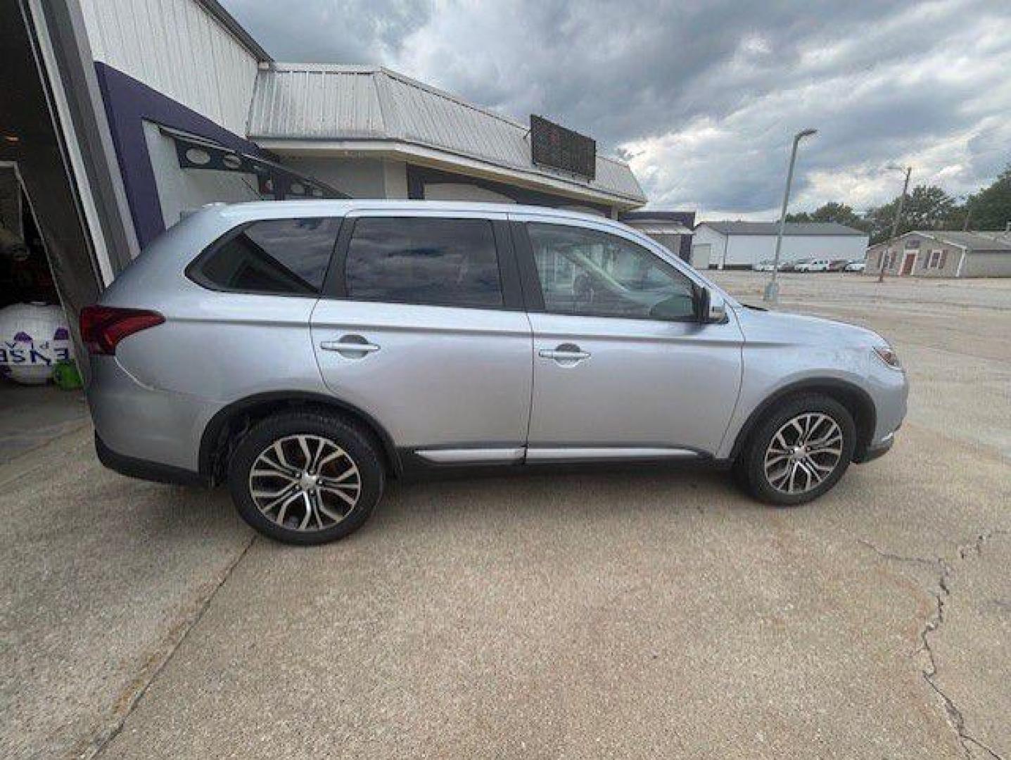 2016 SILVER MITSUBISHI OUTLANDER SE (JA4AZ3A34GZ) with an 2.4L engine, Automatic transmission, located at 1100 W. Sheridan Ave., Shenandoah, 51601, (712) 246-1600, 40.765678, -95.388817 - Photo#7