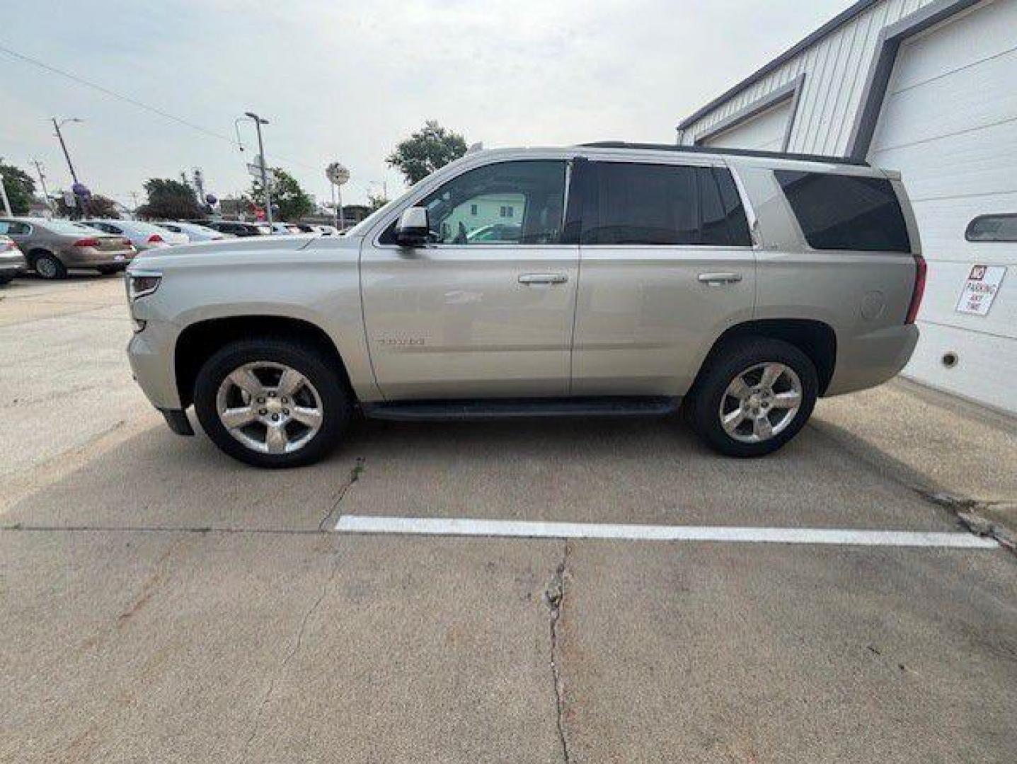 2016 GOLD CHEVROLET TAHOE 1500 LT (1GNSKBKC3GR) with an 5.3L engine, Automatic transmission, located at 1100 W. Sheridan Ave., Shenandoah, 51601, (712) 246-1600, 40.765678, -95.388817 - Photo#1