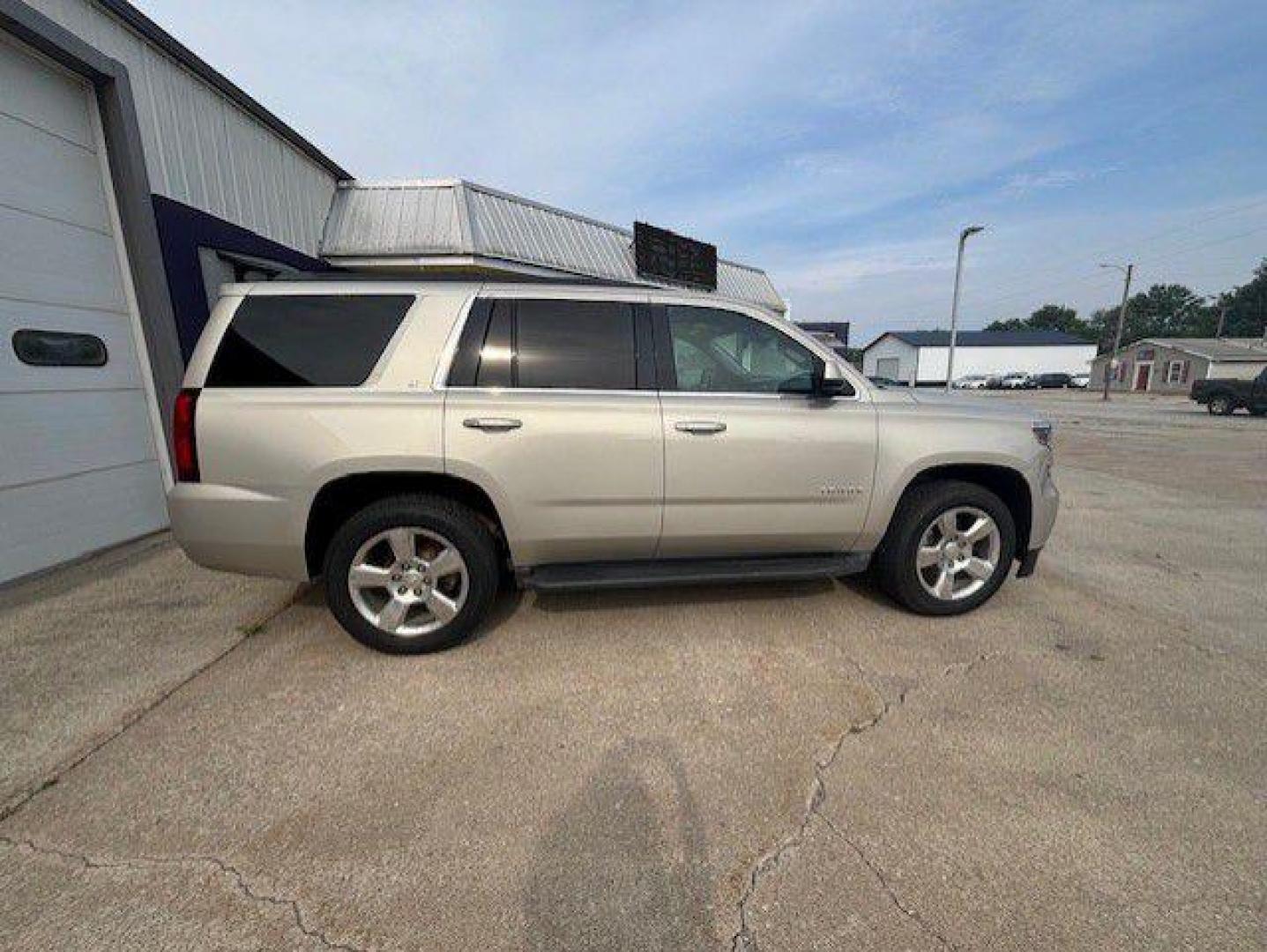 2016 GOLD CHEVROLET TAHOE 1500 LT (1GNSKBKC3GR) with an 5.3L engine, Automatic transmission, located at 1100 W. Sheridan Ave., Shenandoah, 51601, (712) 246-1600, 40.765678, -95.388817 - Photo#7