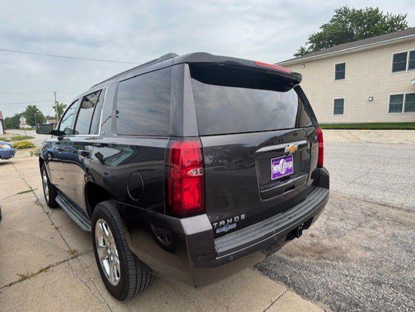 2016 GRAY CHEVROLET TAHOE 1500 LT (1GNSKBKC8GR) with an 5.3L engine, Automatic transmission, located at 1100 W. Sheridan Ave., Shenandoah, 51601, (712) 246-1600, 40.765678, -95.388817 - Photo#4