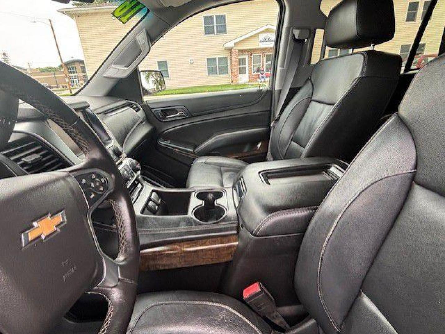 2016 GRAY CHEVROLET TAHOE 1500 LT (1GNSKBKC8GR) with an 5.3L engine, Automatic transmission, located at 1100 W. Sheridan Ave., Shenandoah, 51601, (712) 246-1600, 40.765678, -95.388817 - Photo#5