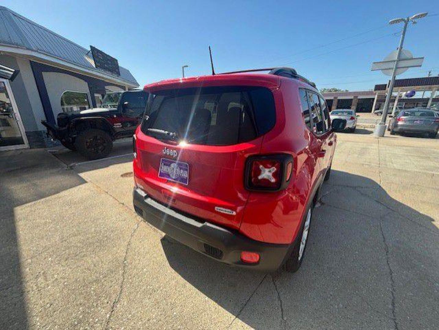 2018 RED JEEP RENEGADE LATITUDE (ZACCJABB0JP) with an 2.4L engine, Automatic transmission, located at 1100 W. Sheridan Ave., Shenandoah, 51601, (712) 246-1600, 40.765678, -95.388817 - Photo#6