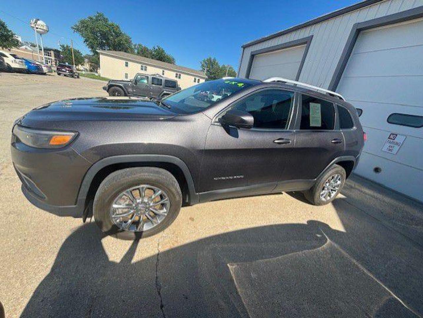 2019 GRAY JEEP CHEROKEE LATITUDE PLUS (1C4PJMLB0KD) with an 2.4L engine, Automatic transmission, located at 1100 W. Sheridan Ave., Shenandoah, 51601, (712) 246-1600, 40.765678, -95.388817 - Photo#1
