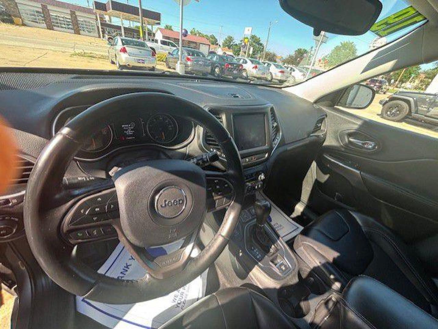 2019 GRAY JEEP CHEROKEE LATITUDE PLUS (1C4PJMLB0KD) with an 2.4L engine, Automatic transmission, located at 1100 W. Sheridan Ave., Shenandoah, 51601, (712) 246-1600, 40.765678, -95.388817 - Photo#3