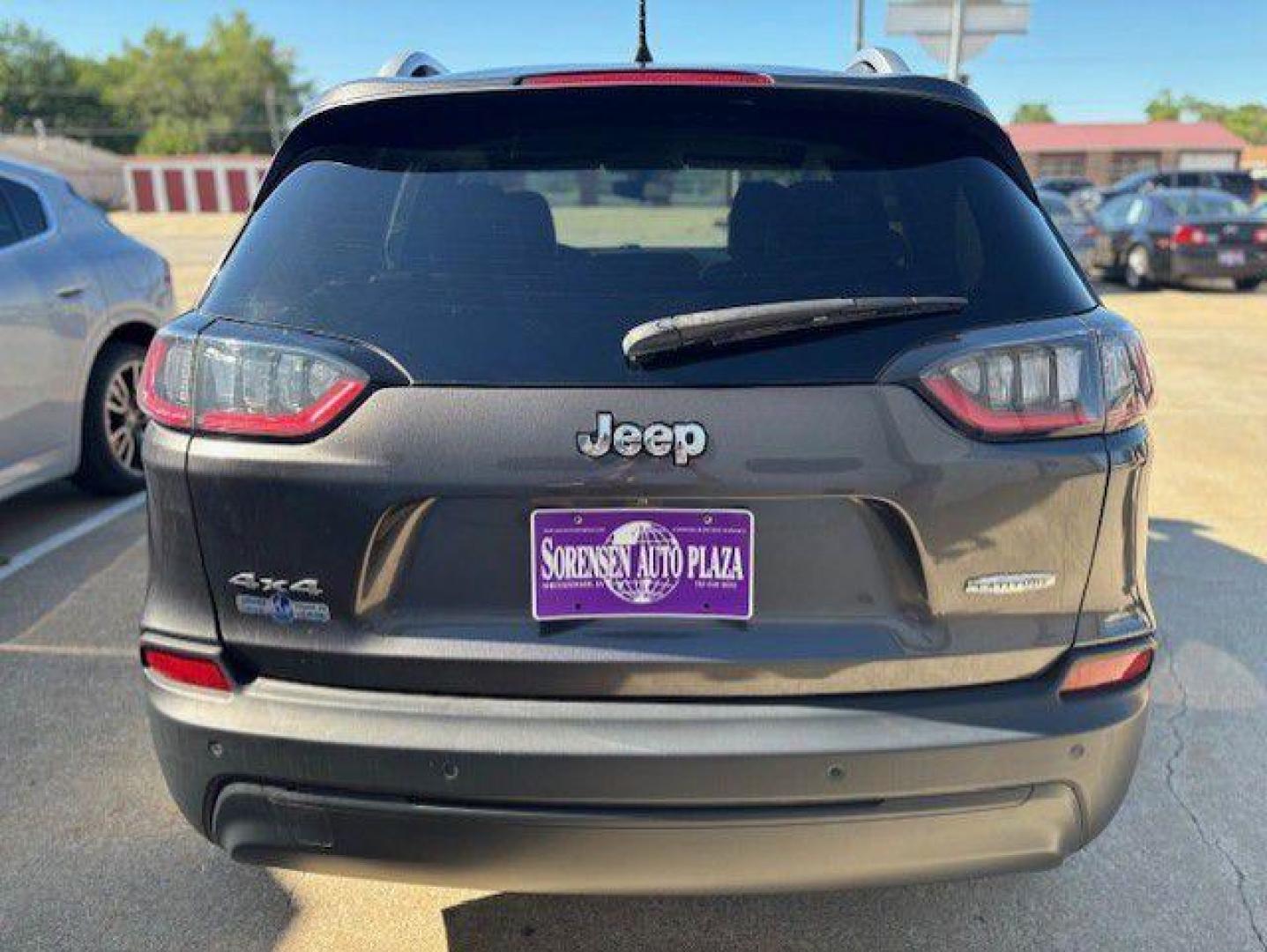 2019 GRAY JEEP CHEROKEE LATITUDE PLUS (1C4PJMLB0KD) with an 2.4L engine, Automatic transmission, located at 1100 W. Sheridan Ave., Shenandoah, 51601, (712) 246-1600, 40.765678, -95.388817 - Photo#5