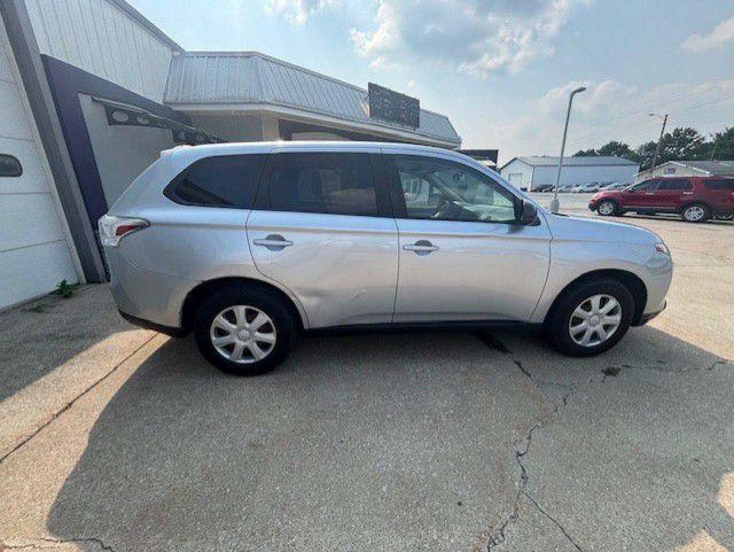 2014 SILVER MITSUBISHI OUTLANDER ES (JA4AD2A32EZ) with an 2.4L engine, Continuously Variable transmission, located at 1100 W. Sheridan Ave., Shenandoah, 51601, (712) 246-1600, 40.765678, -95.388817 - Photo#4