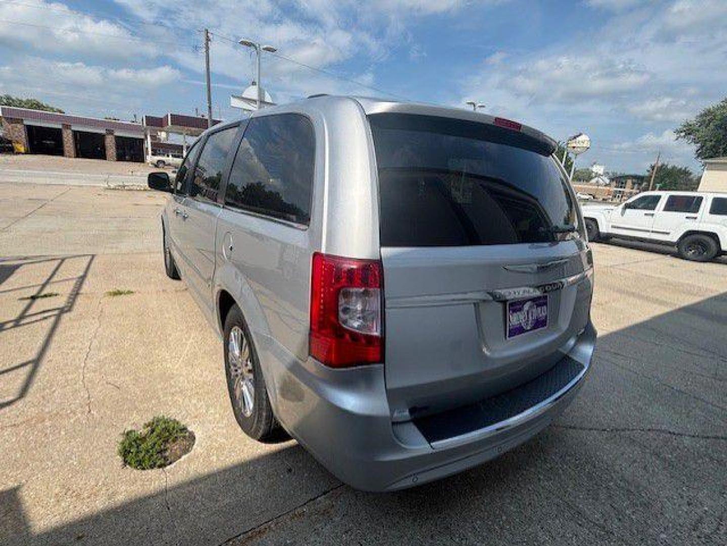 2011 SILVER CHRYSLER TOWN and COUNTRY LIMITED (2A4RR6DG4BR) with an 3.6L engine, Automatic transmission, located at 1100 W. Sheridan Ave., Shenandoah, 51601, (712) 246-1600, 40.765678, -95.388817 - Photo#5