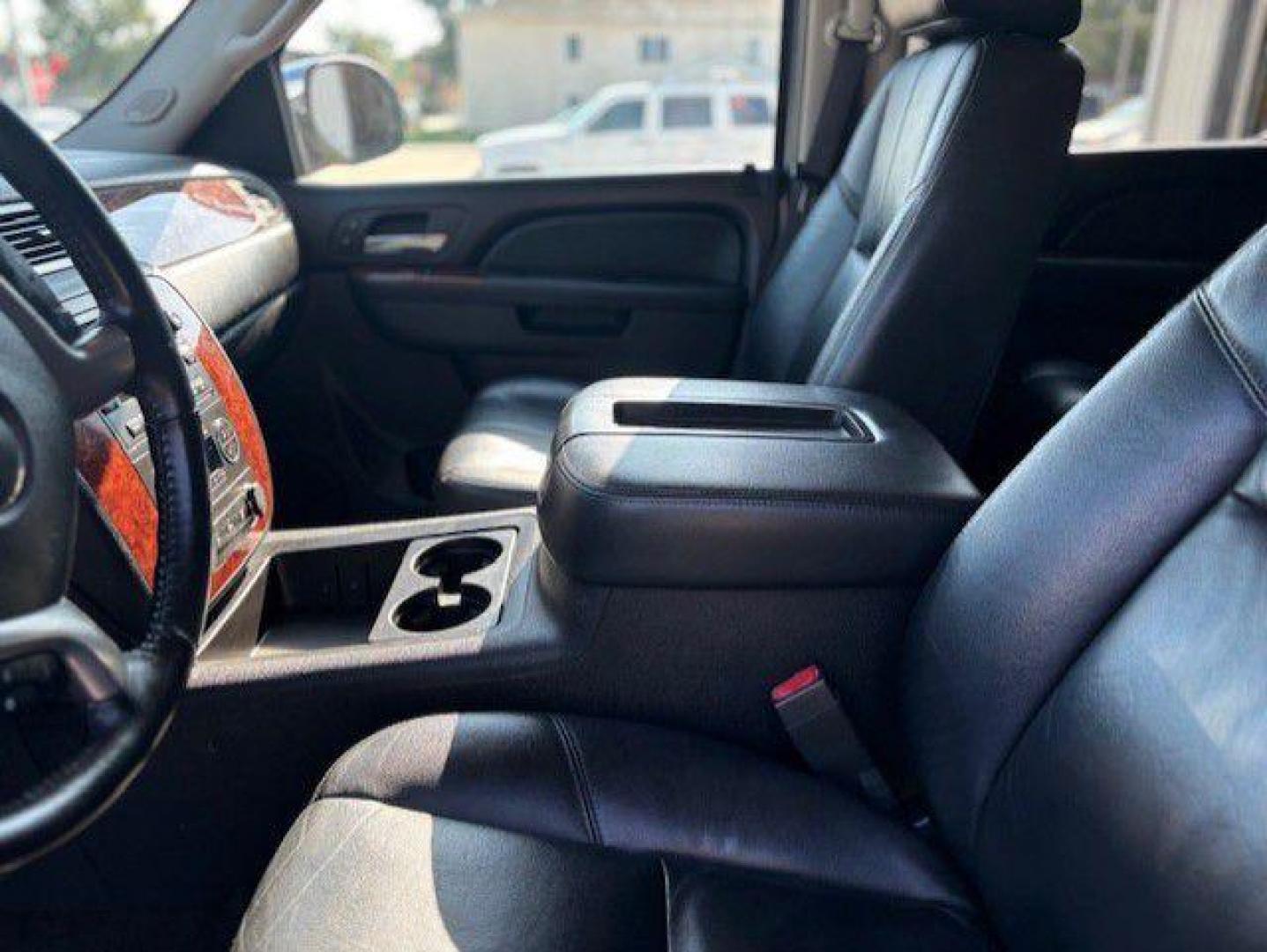 2012 SILVER CHEVROLET TAHOE 1500 LT (1GNSKBE03CR) with an 5.3L engine, Automatic transmission, located at 1100 W. Sheridan Ave., Shenandoah, 51601, (712) 246-1600, 40.765678, -95.388817 - Photo#2