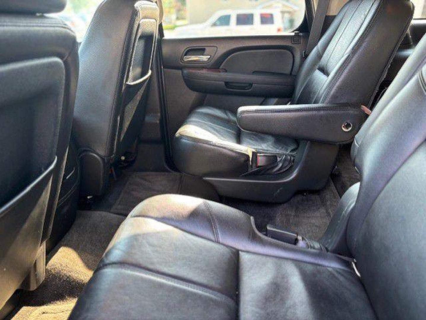 2012 SILVER CHEVROLET TAHOE 1500 LT (1GNSKBE03CR) with an 5.3L engine, Automatic transmission, located at 1100 W. Sheridan Ave., Shenandoah, 51601, (712) 246-1600, 40.765678, -95.388817 - Photo#4