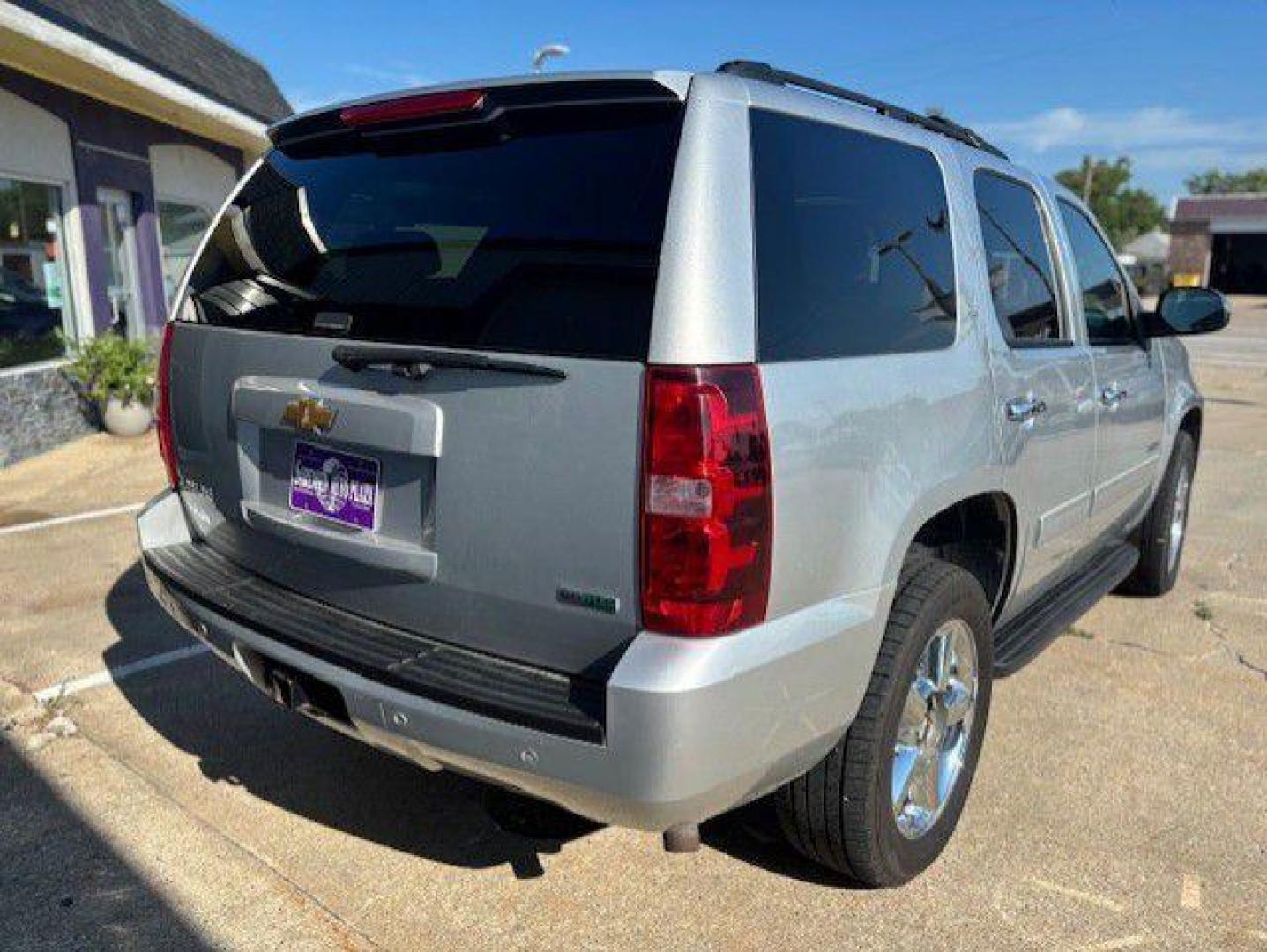 2012 SILVER CHEVROLET TAHOE 1500 LT (1GNSKBE03CR) with an 5.3L engine, Automatic transmission, located at 1100 W. Sheridan Ave., Shenandoah, 51601, (712) 246-1600, 40.765678, -95.388817 - Photo#7