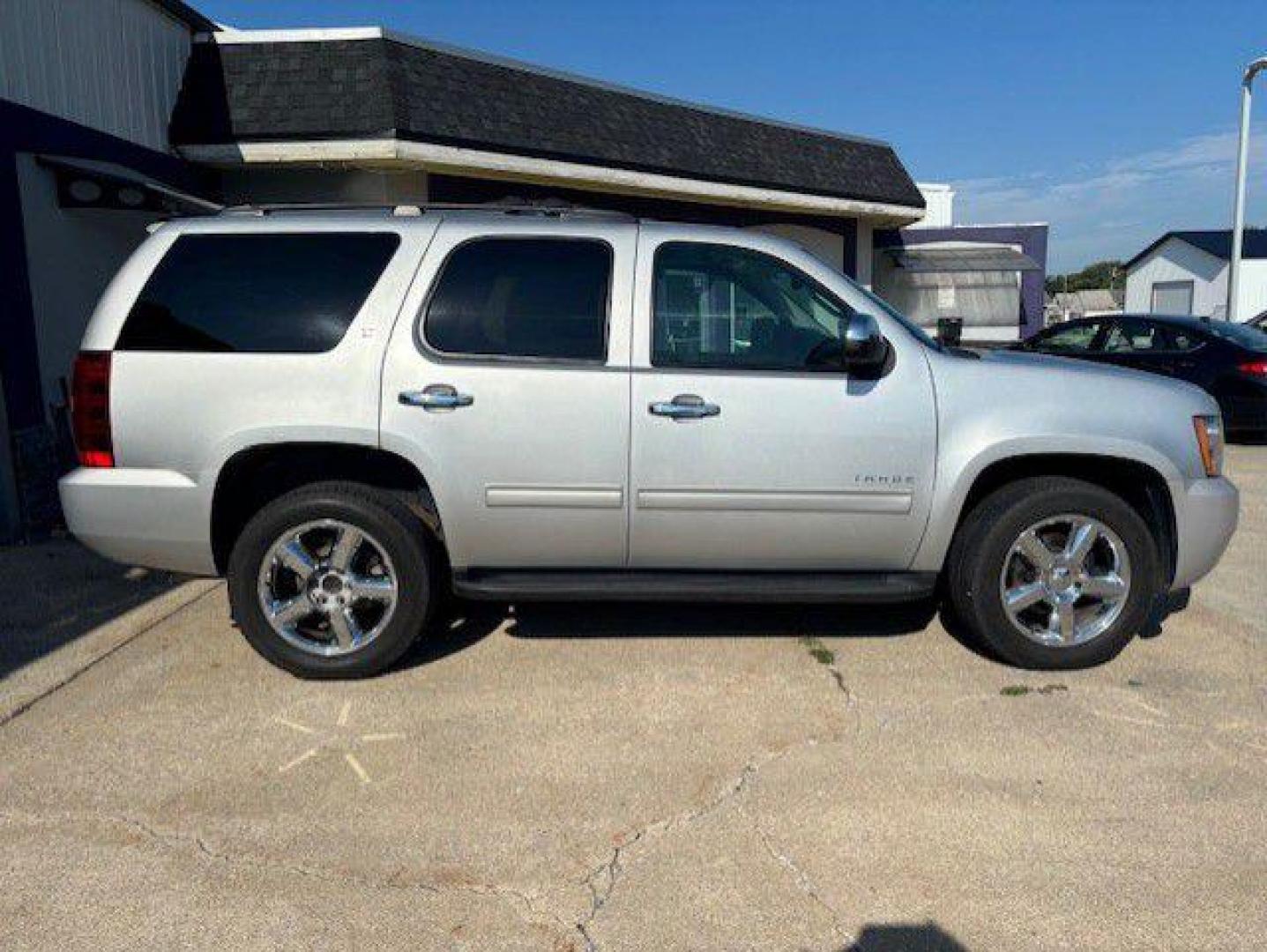 2012 SILVER CHEVROLET TAHOE 1500 LT (1GNSKBE03CR) with an 5.3L engine, Automatic transmission, located at 1100 W. Sheridan Ave., Shenandoah, 51601, (712) 246-1600, 40.765678, -95.388817 - Photo#8