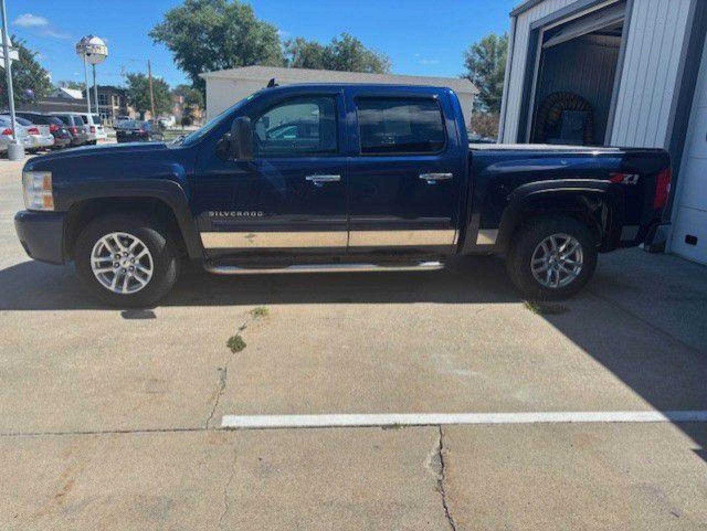 2011 BLUE CHEVROLET SILVERADO 1500 LT (3GCPKSE36BG) with an 5.3L engine, Automatic transmission, located at 1100 W. Sheridan Ave., Shenandoah, 51601, (712) 246-1600, 40.765678, -95.388817 - Photo#1
