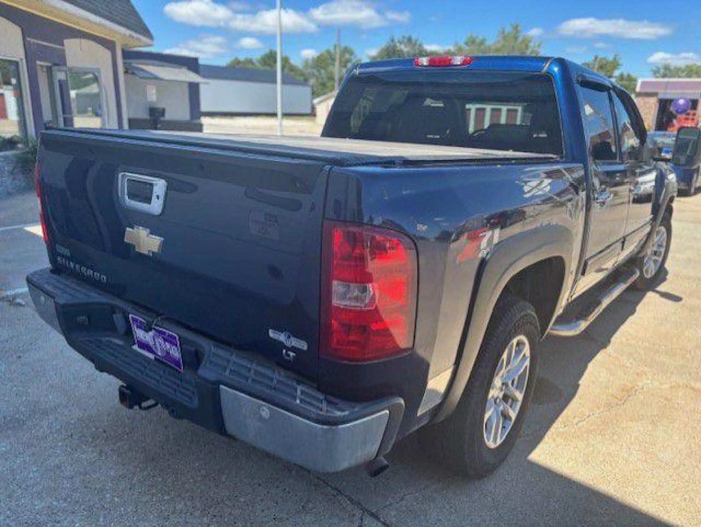 2011 BLUE CHEVROLET SILVERADO 1500 LT (3GCPKSE36BG) with an 5.3L engine, Automatic transmission, located at 1100 W. Sheridan Ave., Shenandoah, 51601, (712) 246-1600, 40.765678, -95.388817 - Photo#6