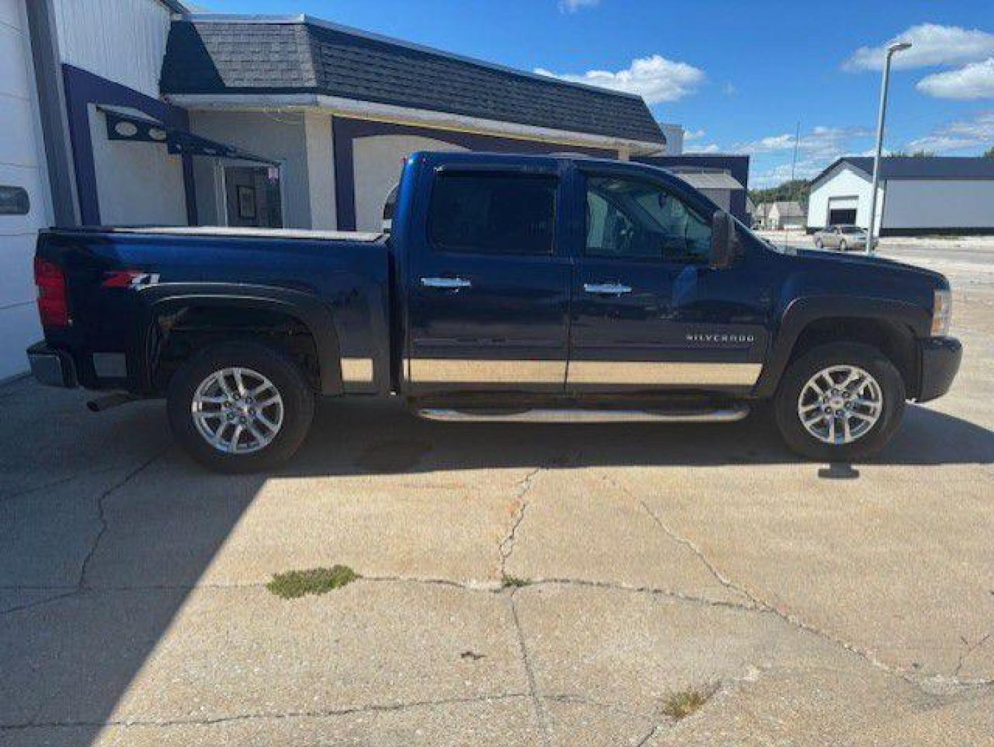 2011 BLUE CHEVROLET SILVERADO 1500 LT (3GCPKSE36BG) with an 5.3L engine, Automatic transmission, located at 1100 W. Sheridan Ave., Shenandoah, 51601, (712) 246-1600, 40.765678, -95.388817 - Photo#7