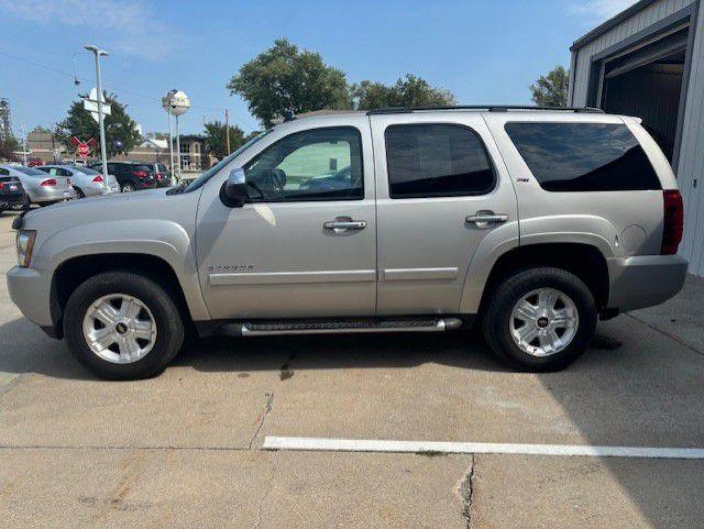 2008 SILVER CHEVROLET TAHOE 1500 (1GNFK13028R) with an 5.3L engine, Automatic transmission, located at 1100 W. Sheridan Ave., Shenandoah, 51601, (712) 246-1600, 40.765678, -95.388817 - Photo#1