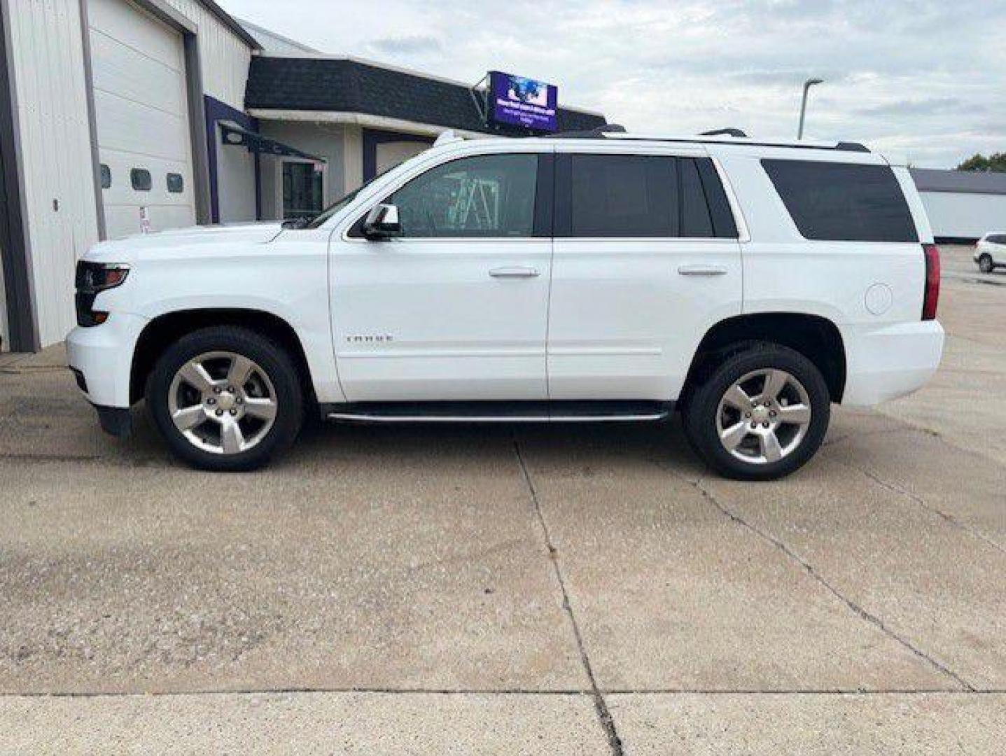 2017 WHITE CHEVROLET TAHOE 1500 PREMIER (1GNSKCKC4HR) with an 5.3L engine, Automatic transmission, located at 1100 W. Sheridan Ave., Shenandoah, 51601, (712) 246-1600, 40.765678, -95.388817 - Photo#1