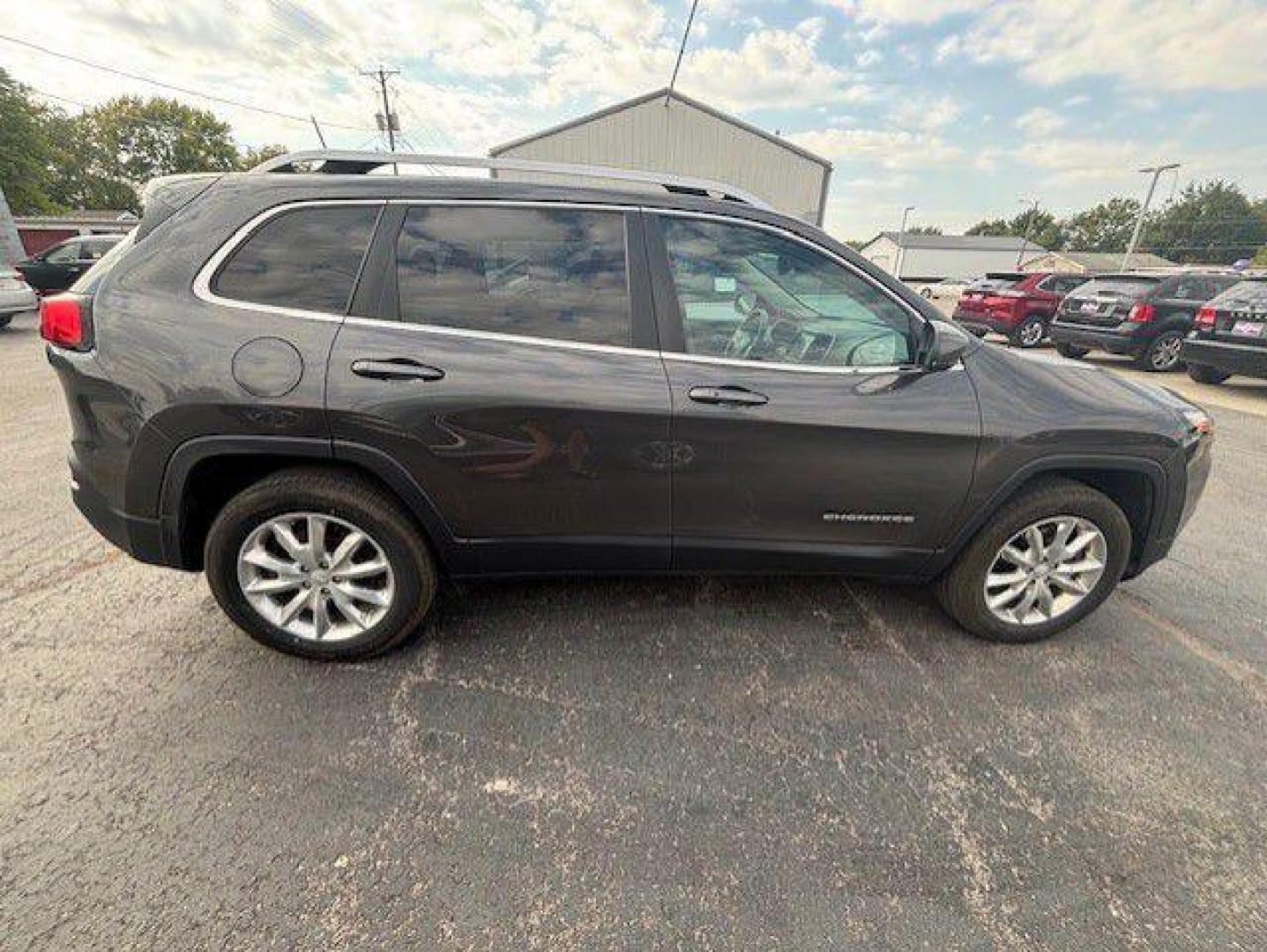 2017 GRAY JEEP CHEROKEE LIMITED (1C4PJMDBXHW) with an 2.4L engine, Automatic transmission, located at 1100 W. Sheridan Ave., Shenandoah, 51601, (712) 246-1600, 40.765678, -95.388817 - Photo#6