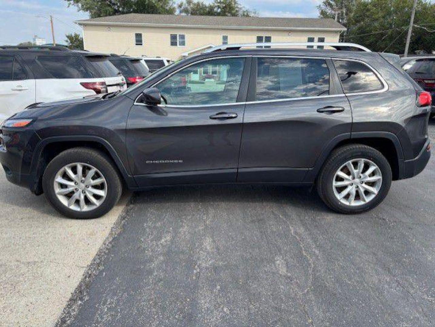 2017 GRAY JEEP CHEROKEE LIMITED (1C4PJMDBXHW) with an 2.4L engine, Automatic transmission, located at 1100 W. Sheridan Ave., Shenandoah, 51601, (712) 246-1600, 40.765678, -95.388817 - Photo#8