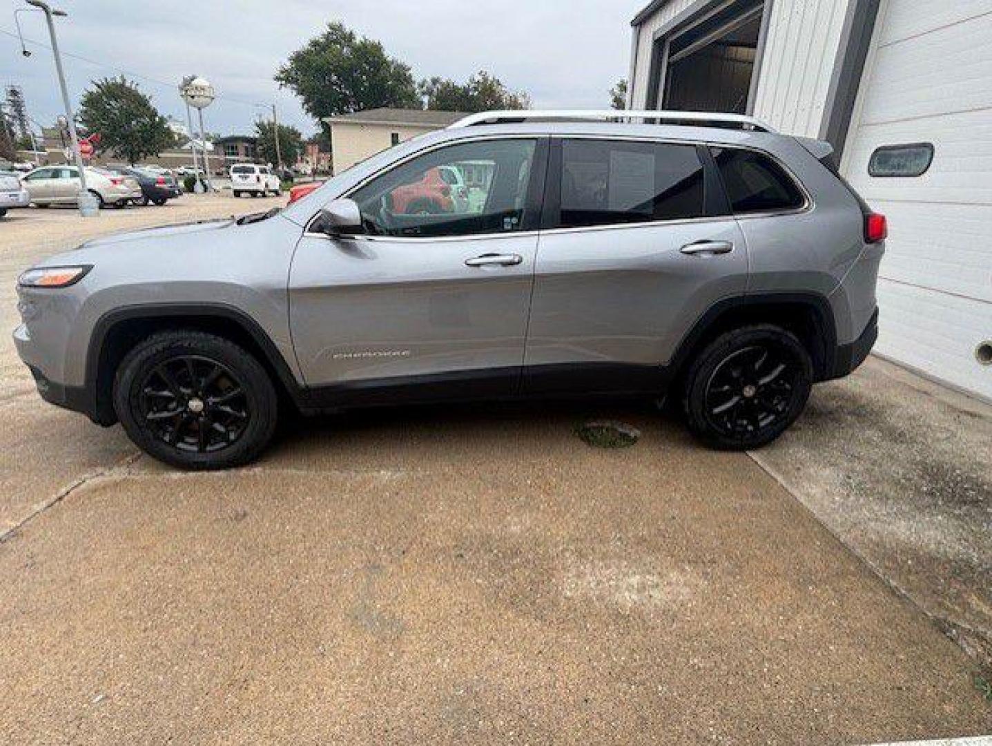 2015 SILVER JEEP CHEROKEE LATITUDE (1C4PJMCB4FW) with an 2.4L engine, Automatic transmission, located at 1100 W. Sheridan Ave., Shenandoah, 51601, (712) 246-1600, 40.765678, -95.388817 - Photo#1