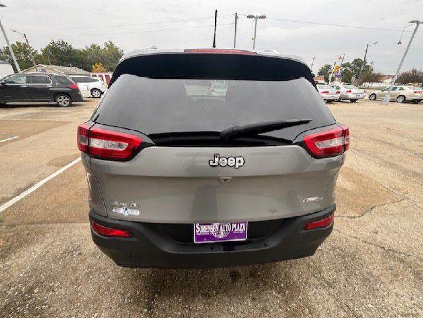 2015 SILVER JEEP CHEROKEE LATITUDE (1C4PJMCB4FW) with an 2.4L engine, Automatic transmission, located at 1100 W. Sheridan Ave., Shenandoah, 51601, (712) 246-1600, 40.765678, -95.388817 - Photo#3