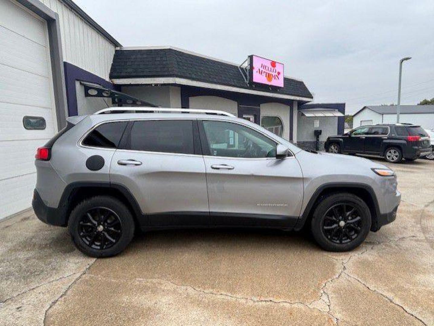 2015 SILVER JEEP CHEROKEE LATITUDE (1C4PJMCB4FW) with an 2.4L engine, Automatic transmission, located at 1100 W. Sheridan Ave., Shenandoah, 51601, (712) 246-1600, 40.765678, -95.388817 - Photo#5