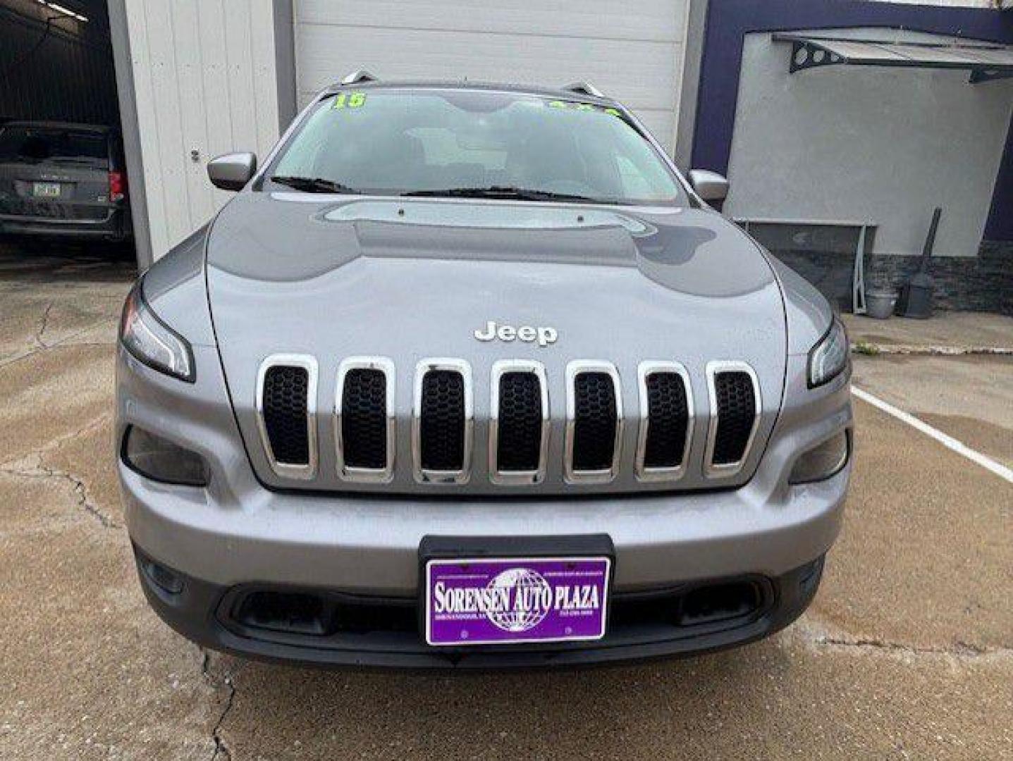 2015 SILVER JEEP CHEROKEE LATITUDE (1C4PJMCB4FW) with an 2.4L engine, Automatic transmission, located at 1100 W. Sheridan Ave., Shenandoah, 51601, (712) 246-1600, 40.765678, -95.388817 - Photo#6