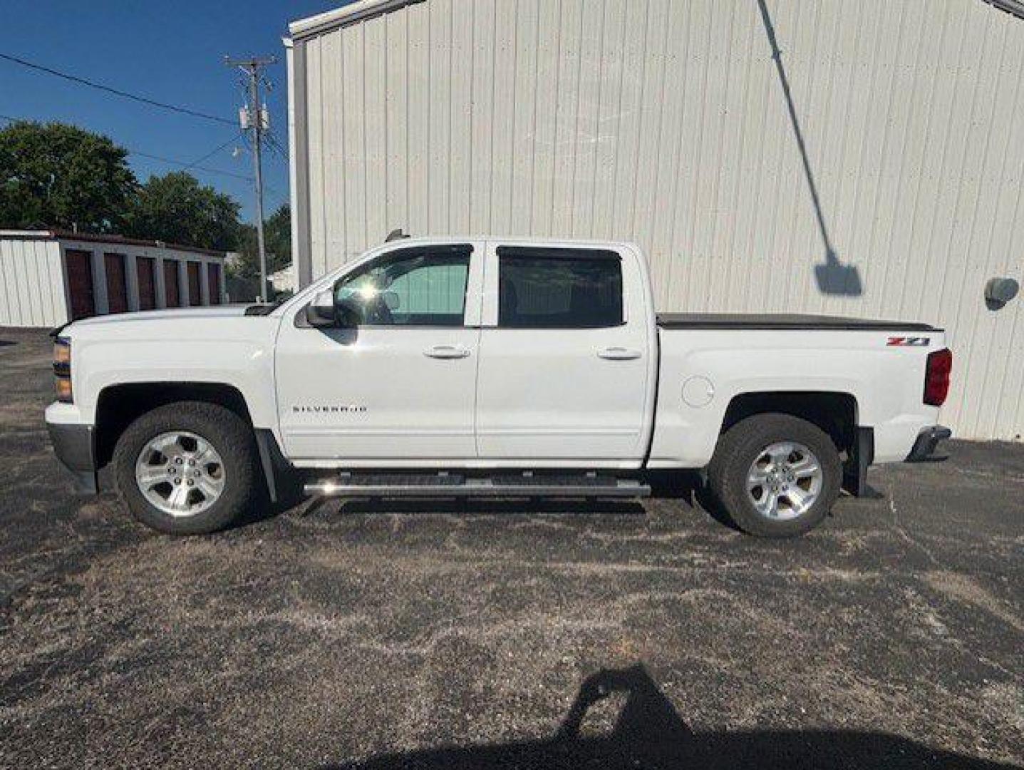 2015 WHITE CHEVROLET SILVERADO 1500 LT (3GCUKREC3FG) with an 5.3L engine, Automatic transmission, located at 1100 W. Sheridan Ave., Shenandoah, 51601, (712) 246-1600, 40.765678, -95.388817 - Photo#1