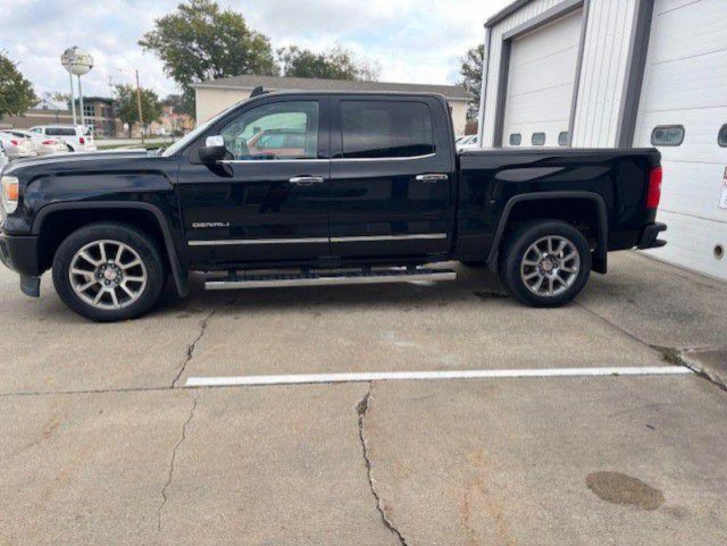 2015 BLACK GMC SIERRA 1500 DENALI (3GTU2WEJ5FG) with an 6.2L engine, Automatic transmission, located at 1100 W. Sheridan Ave., Shenandoah, 51601, (712) 246-1600, 40.765678, -95.388817 - Photo#1