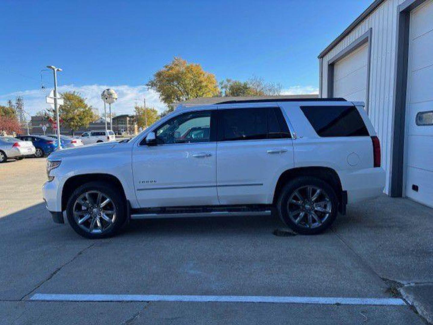 2017 WHITE CHEVROLET TAHOE 1500 LT (1GNSKBKC3HR) with an 5.3L engine, Automatic transmission, located at 1100 W. Sheridan Ave., Shenandoah, 51601, (712) 246-1600, 40.765678, -95.388817 - Photo#1
