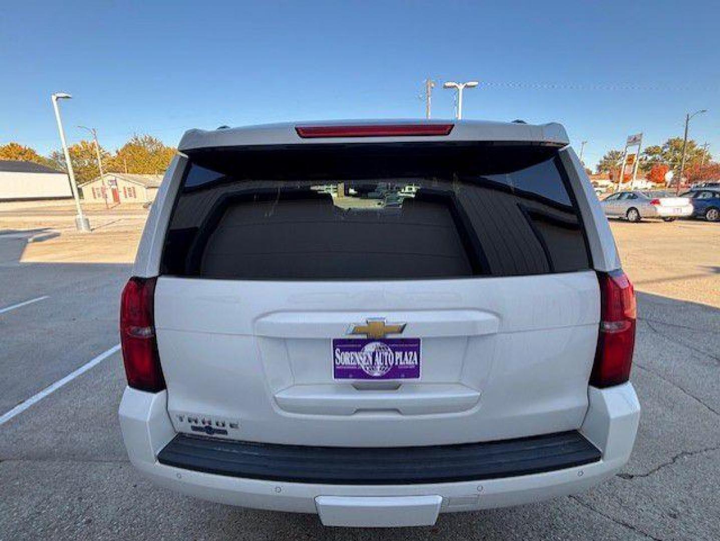 2017 WHITE CHEVROLET TAHOE 1500 LT (1GNSKBKC3HR) with an 5.3L engine, Automatic transmission, located at 1100 W. Sheridan Ave., Shenandoah, 51601, (712) 246-1600, 40.765678, -95.388817 - Photo#6