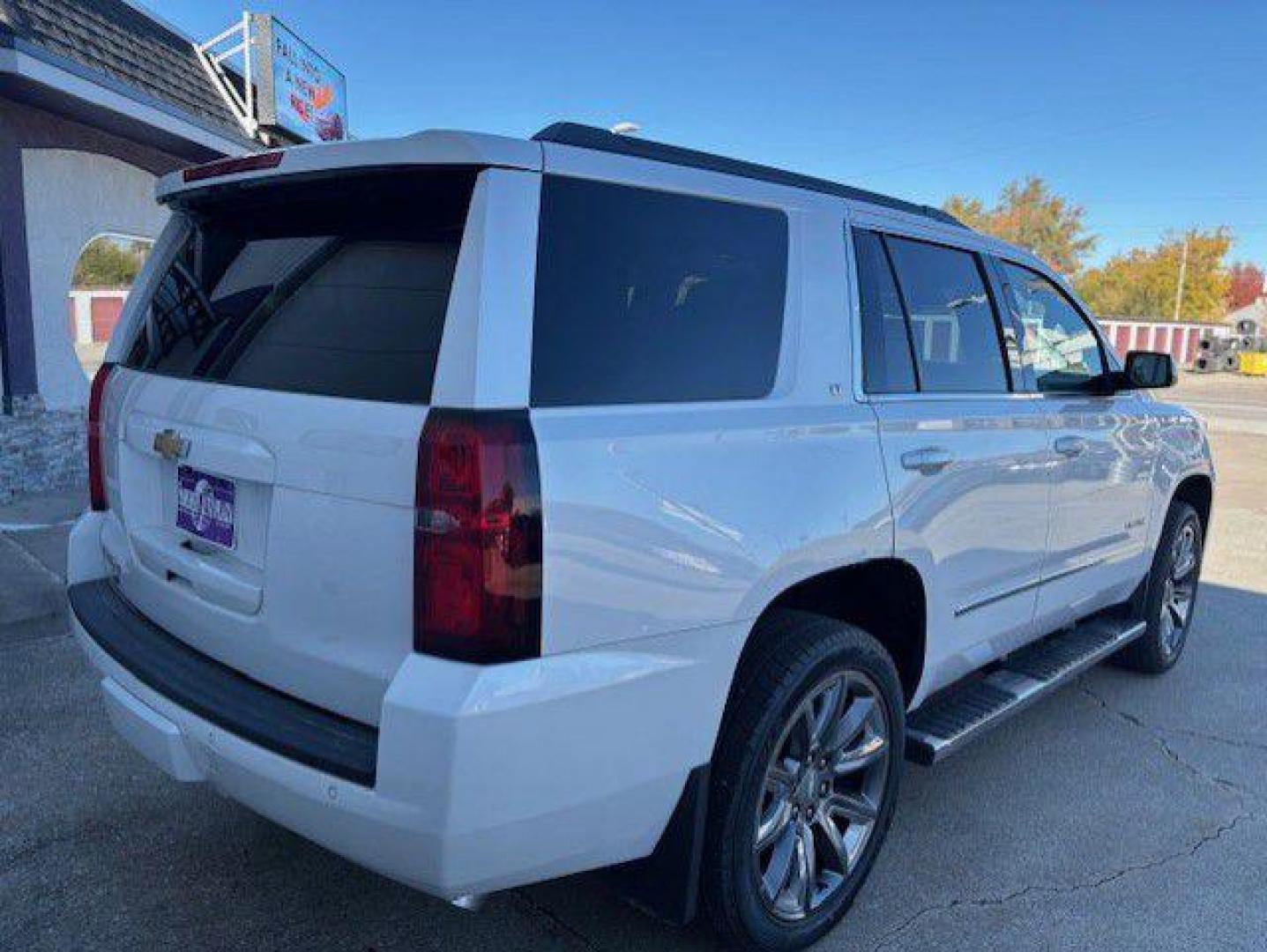 2017 WHITE CHEVROLET TAHOE 1500 LT (1GNSKBKC3HR) with an 5.3L engine, Automatic transmission, located at 1100 W. Sheridan Ave., Shenandoah, 51601, (712) 246-1600, 40.765678, -95.388817 - Photo#7