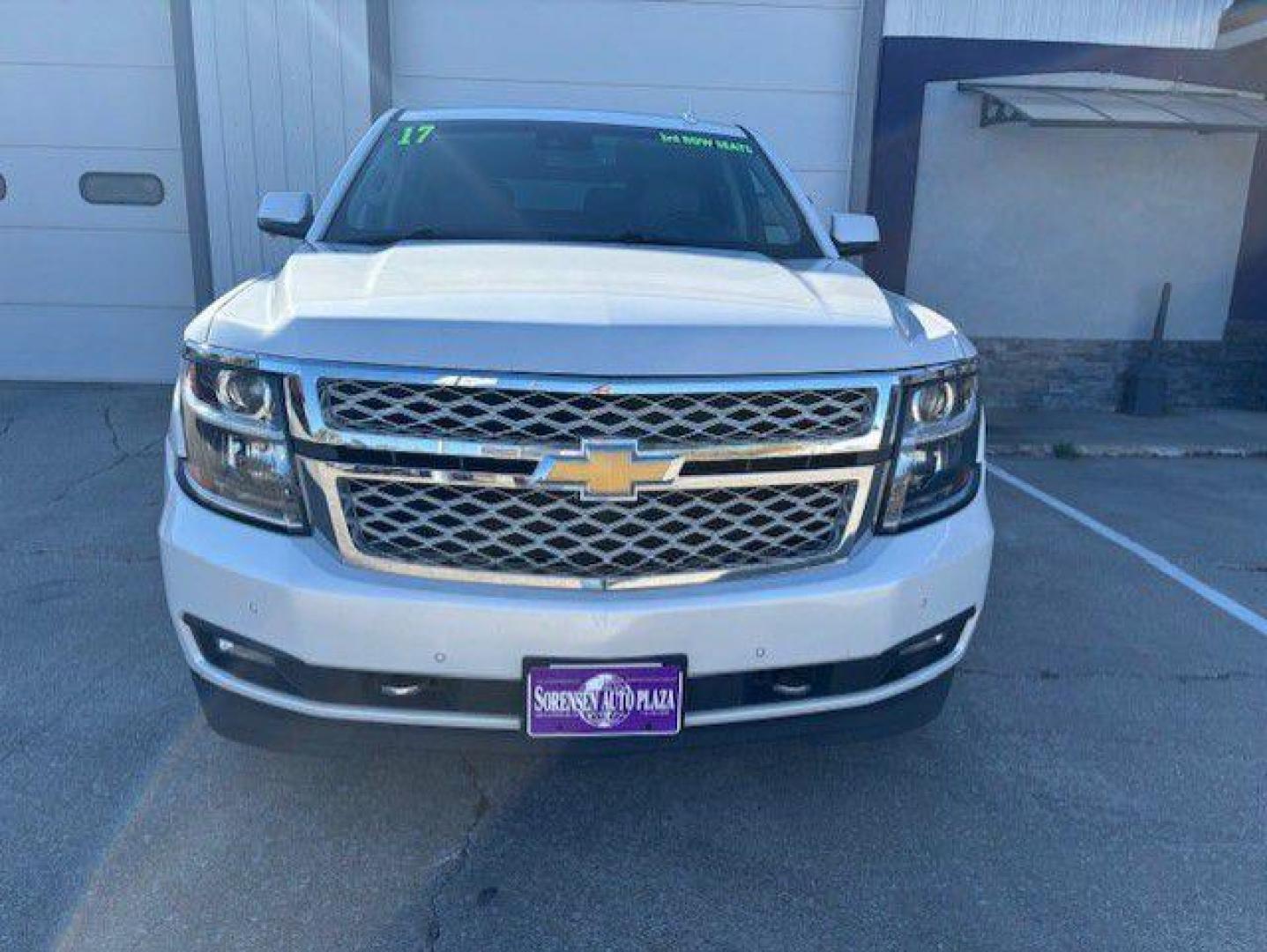 2017 WHITE CHEVROLET TAHOE 1500 LT (1GNSKBKC3HR) with an 5.3L engine, Automatic transmission, located at 1100 W. Sheridan Ave., Shenandoah, 51601, (712) 246-1600, 40.765678, -95.388817 - Photo#9