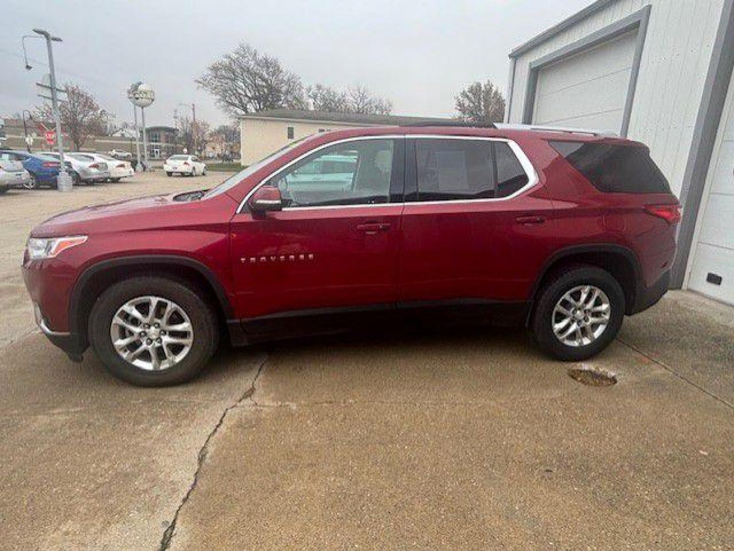 2018 RED CHEVROLET TRAVERSE LT (1GNEVGKW7JJ) with an 3.6L engine, Automatic transmission, located at 1100 W. Sheridan Ave., Shenandoah, 51601, (712) 246-1600, 40.765678, -95.388817 - Photo#1