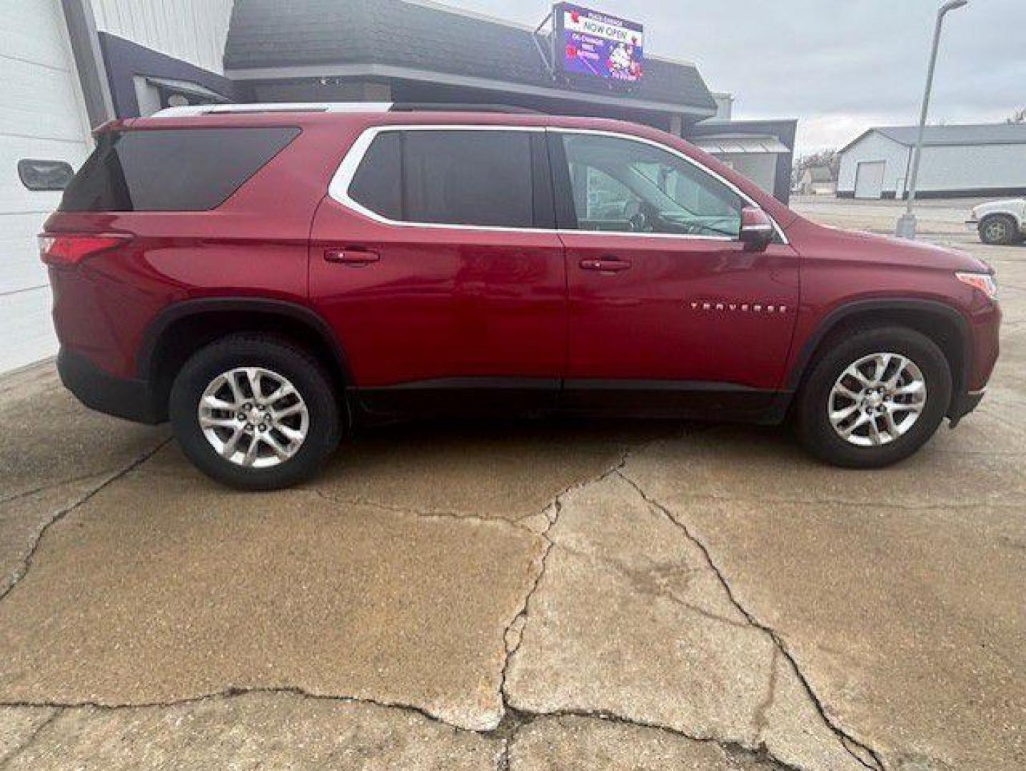 2018 RED CHEVROLET TRAVERSE LT (1GNEVGKW7JJ) with an 3.6L engine, Automatic transmission, located at 1100 W. Sheridan Ave., Shenandoah, 51601, (712) 246-1600, 40.765678, -95.388817 - Photo#8