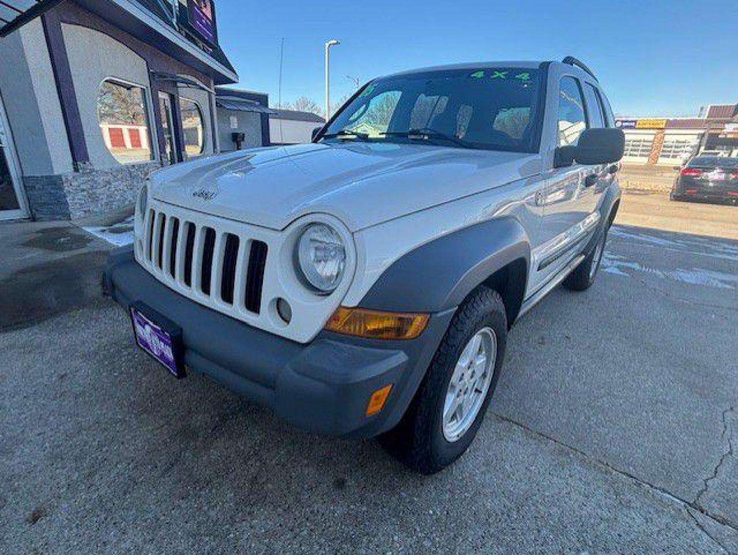 2005 WHITE JEEP LIBERTY SPORT (1J4GL48K55W) with an 3.7L engine, Automatic transmission, located at 1100 W. Sheridan Ave., Shenandoah, 51601, (712) 246-1600, 40.765678, -95.388817 - Photo#0