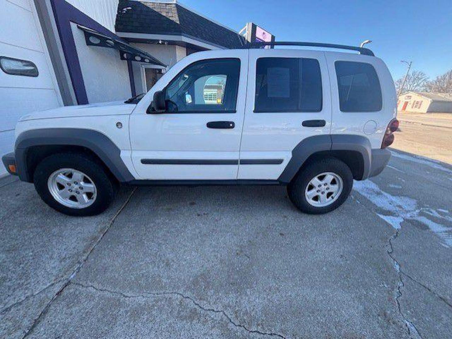 2005 WHITE JEEP LIBERTY SPORT (1J4GL48K55W) with an 3.7L engine, Automatic transmission, located at 1100 W. Sheridan Ave., Shenandoah, 51601, (712) 246-1600, 40.765678, -95.388817 - Photo#1