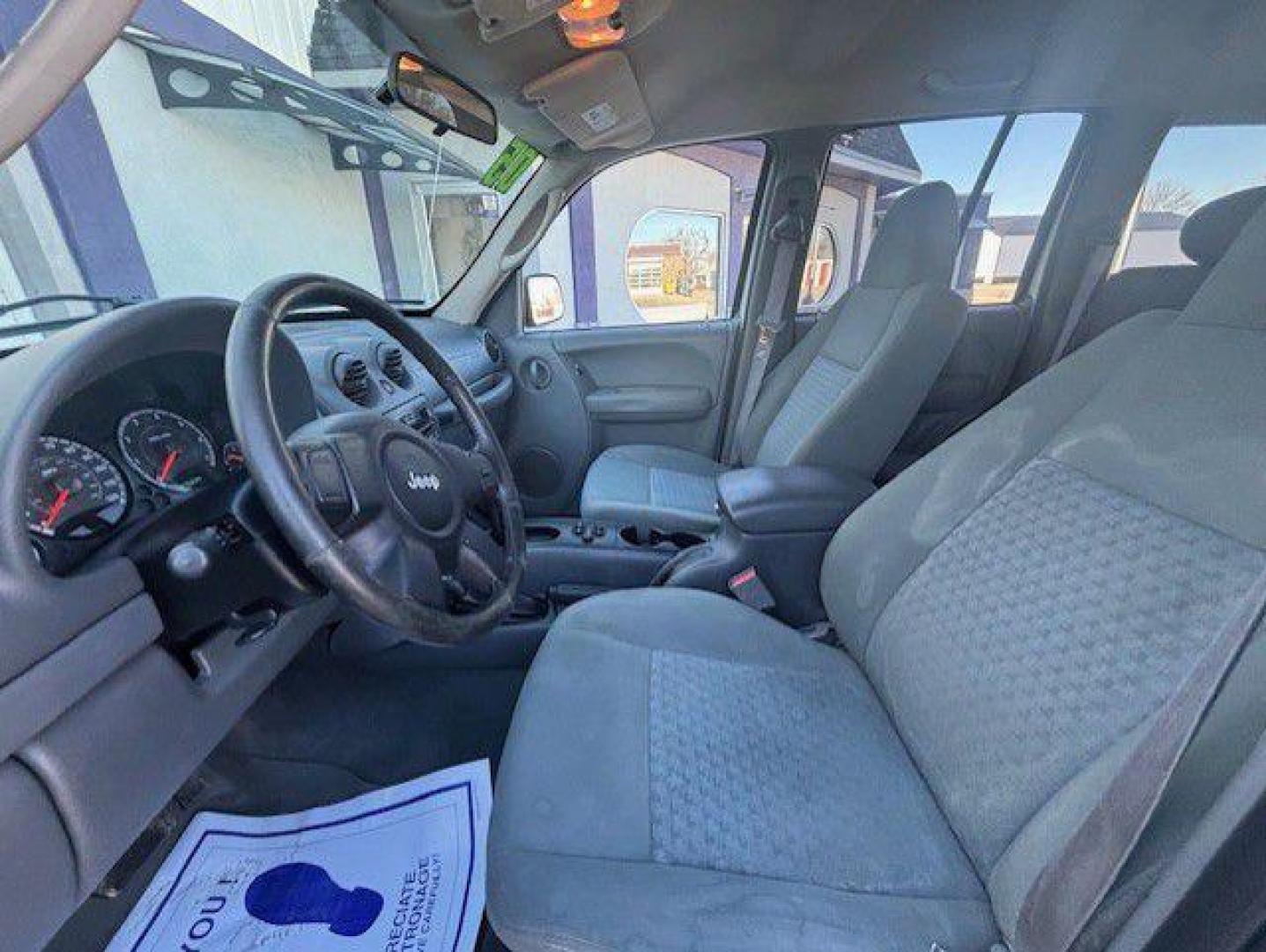 2005 WHITE JEEP LIBERTY SPORT (1J4GL48K55W) with an 3.7L engine, Automatic transmission, located at 1100 W. Sheridan Ave., Shenandoah, 51601, (712) 246-1600, 40.765678, -95.388817 - Photo#2