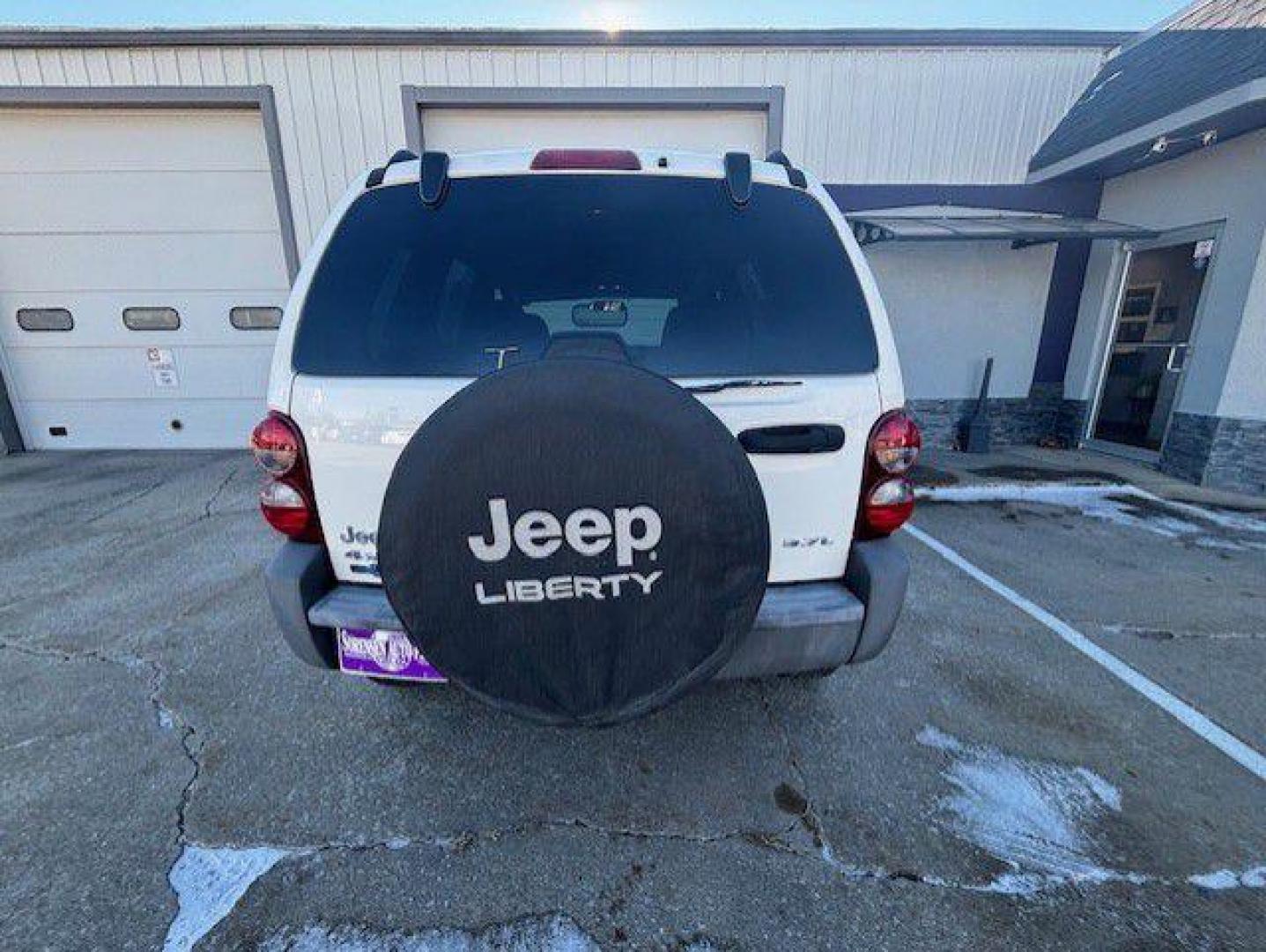 2005 WHITE JEEP LIBERTY SPORT (1J4GL48K55W) with an 3.7L engine, Automatic transmission, located at 1100 W. Sheridan Ave., Shenandoah, 51601, (712) 246-1600, 40.765678, -95.388817 - Photo#5