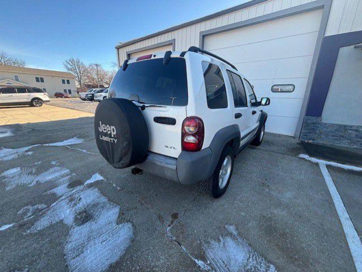 2005 WHITE JEEP LIBERTY SPORT (1J4GL48K55W) with an 3.7L engine, Automatic transmission, located at 1100 W. Sheridan Ave., Shenandoah, 51601, (712) 246-1600, 40.765678, -95.388817 - Photo#6