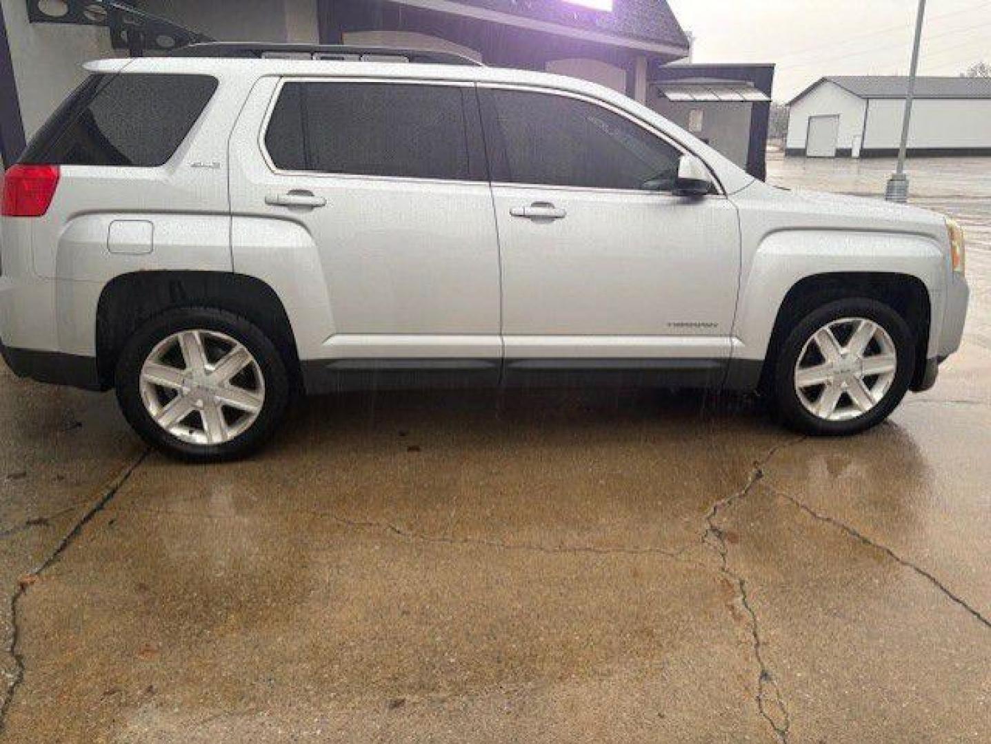 2011 SILVER GMC TERRAIN SLE (2CTFLTE53B6) with an 3.0L engine, Automatic transmission, located at 1100 W. Sheridan Ave., Shenandoah, 51601, (712) 246-1600, 40.765678, -95.388817 - Photo#5